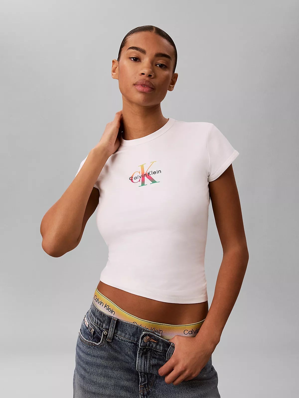 Calvin Klein Calvin Klein Kadın Slim Fit Yuvarlak Yakalı Pamuklu CK Logo Baskılı Kısa Kollu Beyaz T-Shirt LV047G832G-YAF
