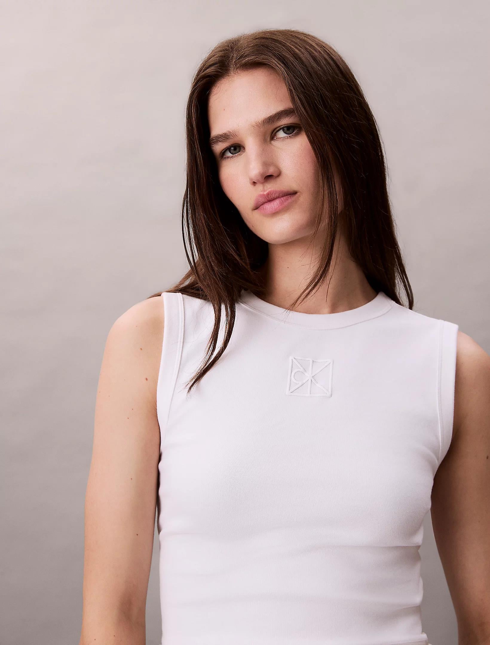 Calvin Klein Calvin Klein Kadın Slim Fit Yuvarlak Yakalı Kolsuz CK Logo İşlemeli Beyaz Bluz LV044D200G-YAA