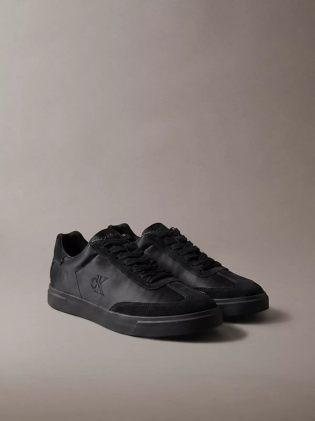 Calvin Klein Calvin Klein Kadın Yumuşak Süet Deri Rahat Taban Bağcıklı Yuvarlak Burun Siyah Sneaker HW0HW03288-0GJ