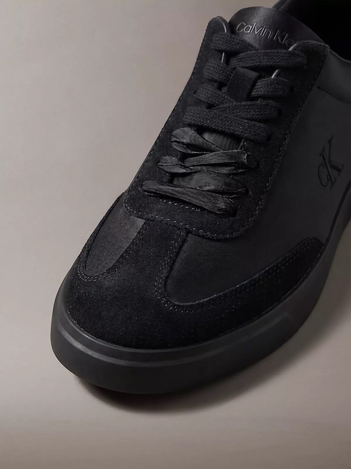 Calvin Klein Calvin Klein Kadın Yumuşak Süet Deri Rahat Taban Bağcıklı Yuvarlak Burun Siyah Sneaker HW0HW03288-0GJ