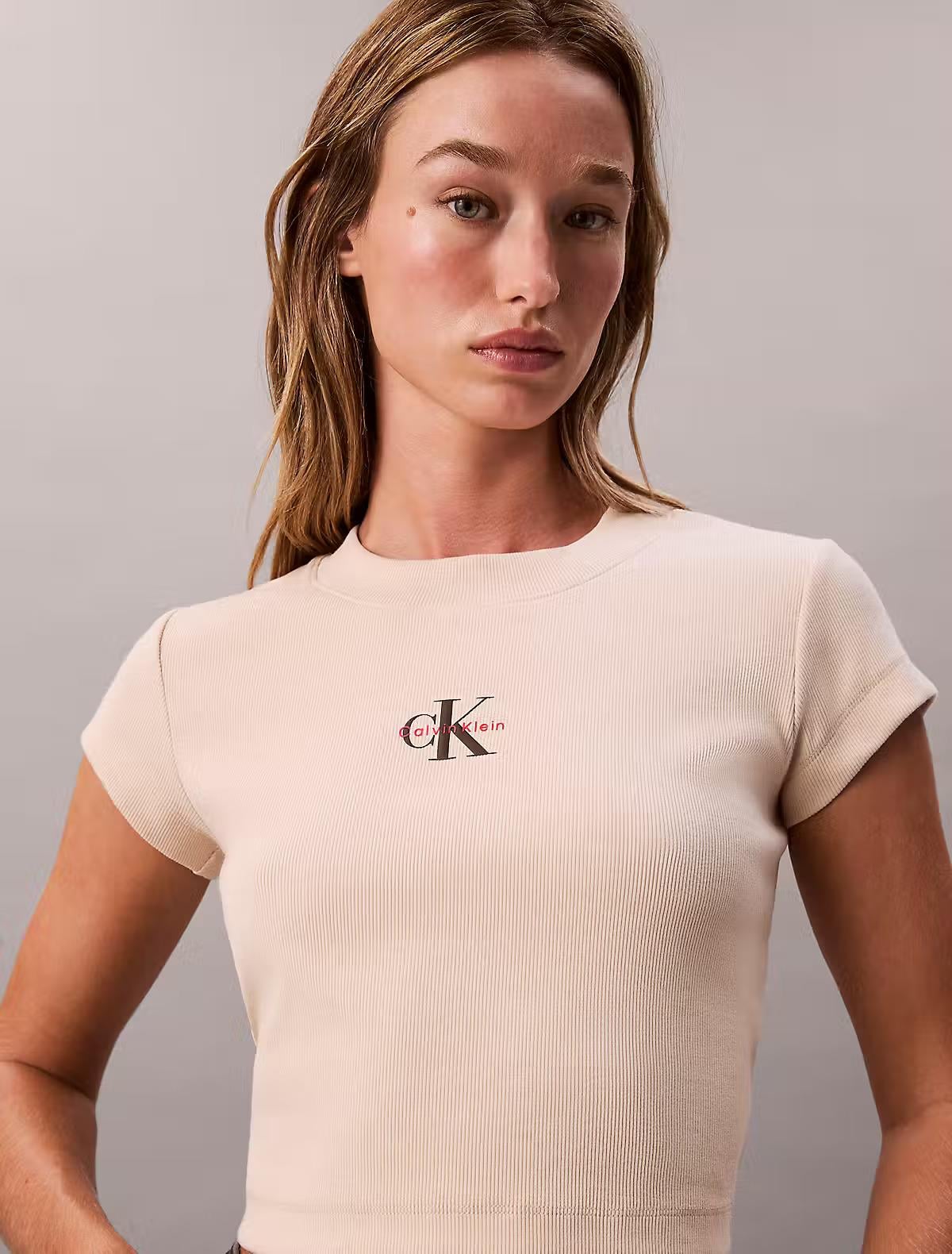Calvin Klein Calvin Klein Kadın Yuvarlak Yaka Kısa Kollu Kısa Bej T-Shirt LV047AB802-5FZ