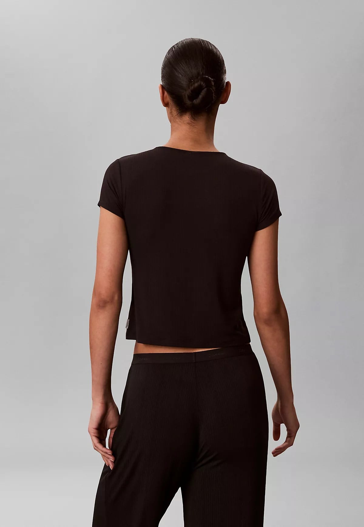 Calvin Klein Calvin Klein Kadın Yuvarlak Yaka Kısa Kol Düz Regular Fit Siyah Pijama Üstü LV00QS7618-UB1
