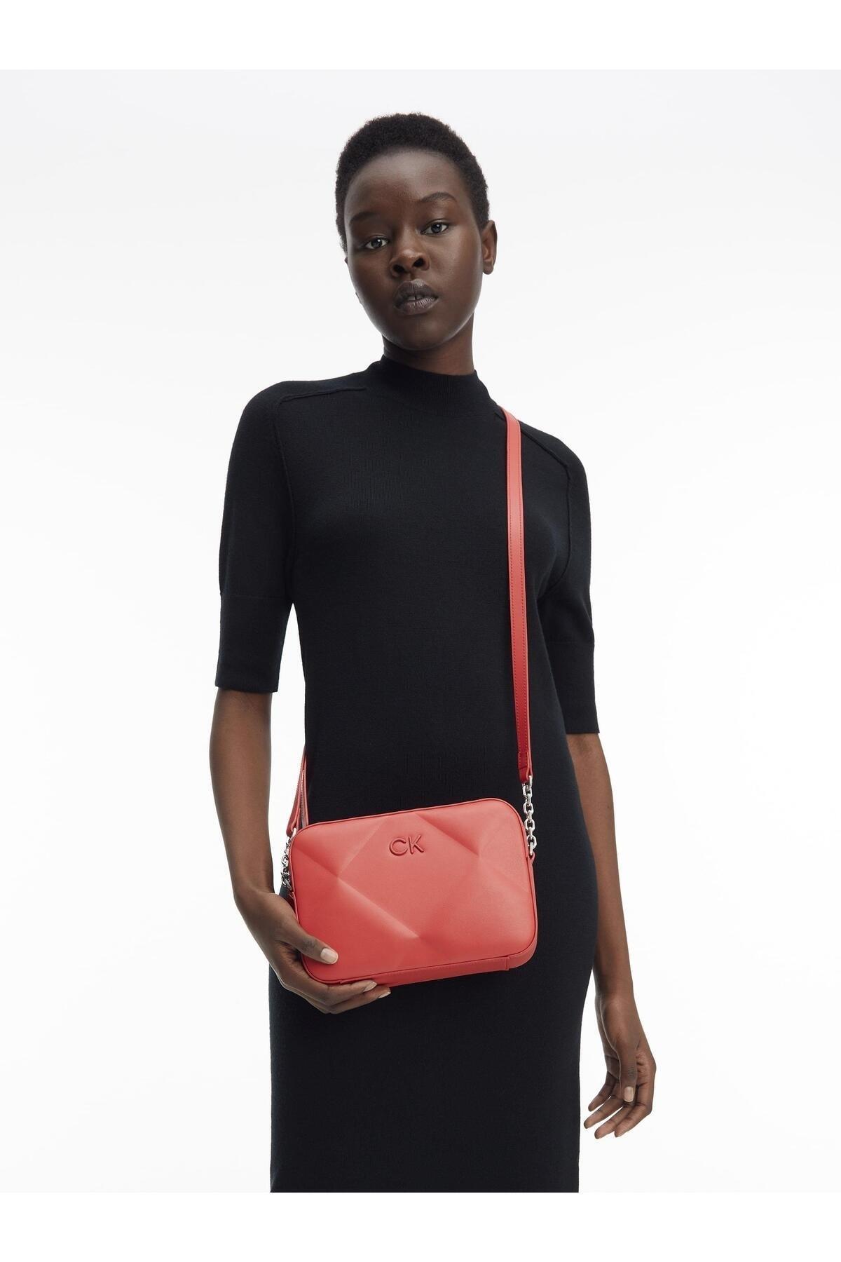 Calvin Klein Calvin Kleın Kadın Zincir Detaylı Omuz Askılı Kırmızı Omuz Çantası K60K610767-XAD