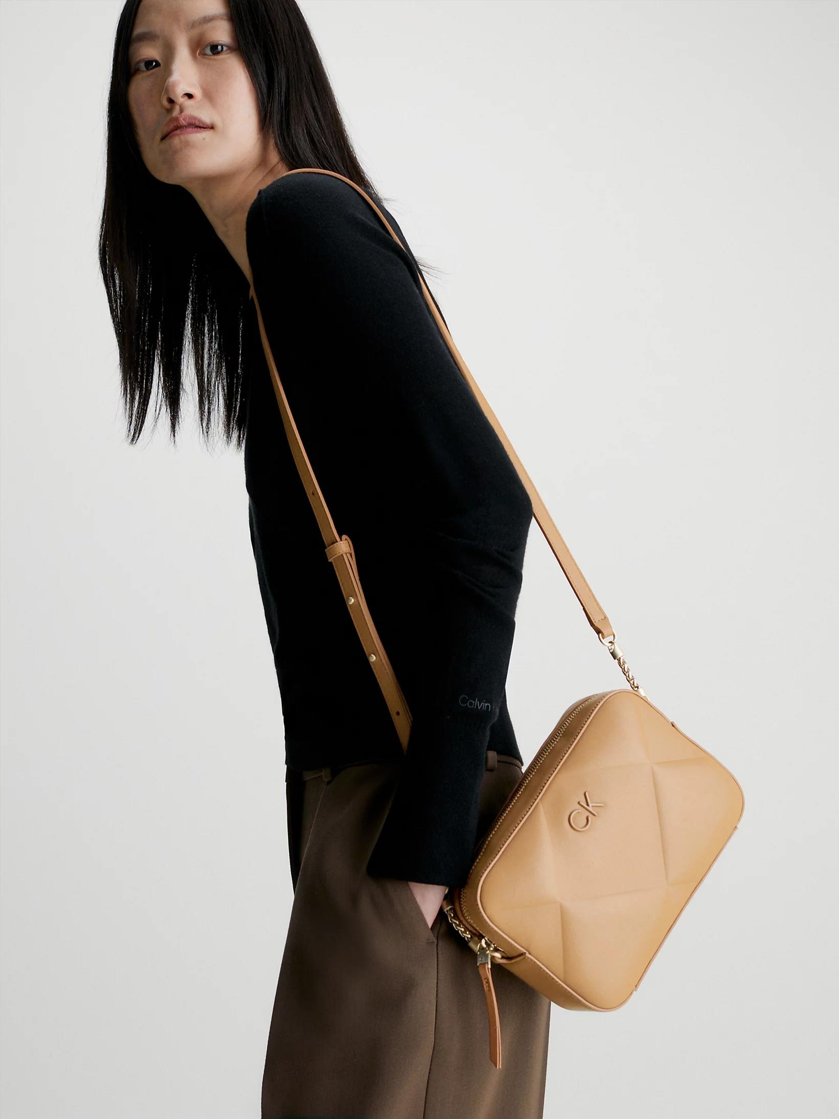 Calvin Klein Calvin Kleın Kadın Zincir Detaylı Omuz Askılı Kahverengi Omuz Çantası K60K610767-GA5