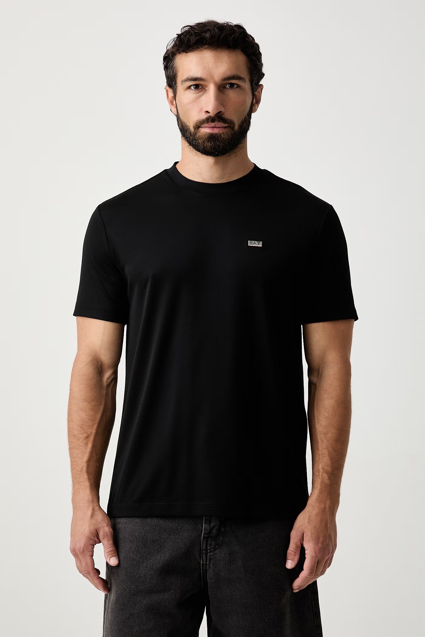 EA7 Ea7 Erkek Normal Kalıp Yumuşak Dokuma Kumaşlı Plaka Logolu Kısa Kollu Siyah T-Shirt 7M002096 AF13862-UC001