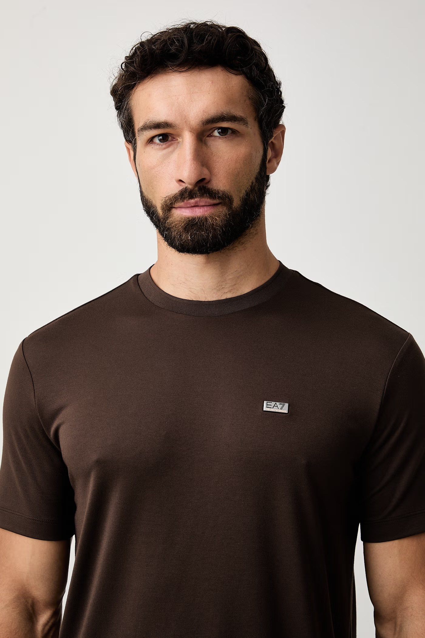 EA7 Ea7 Erkek Normal Kalıp Yumuşak Dokuma Kumaşlı Plaka Logolu Kısa Kollu Kahverengi T-Shirt 7M002096 AF13862-U6027