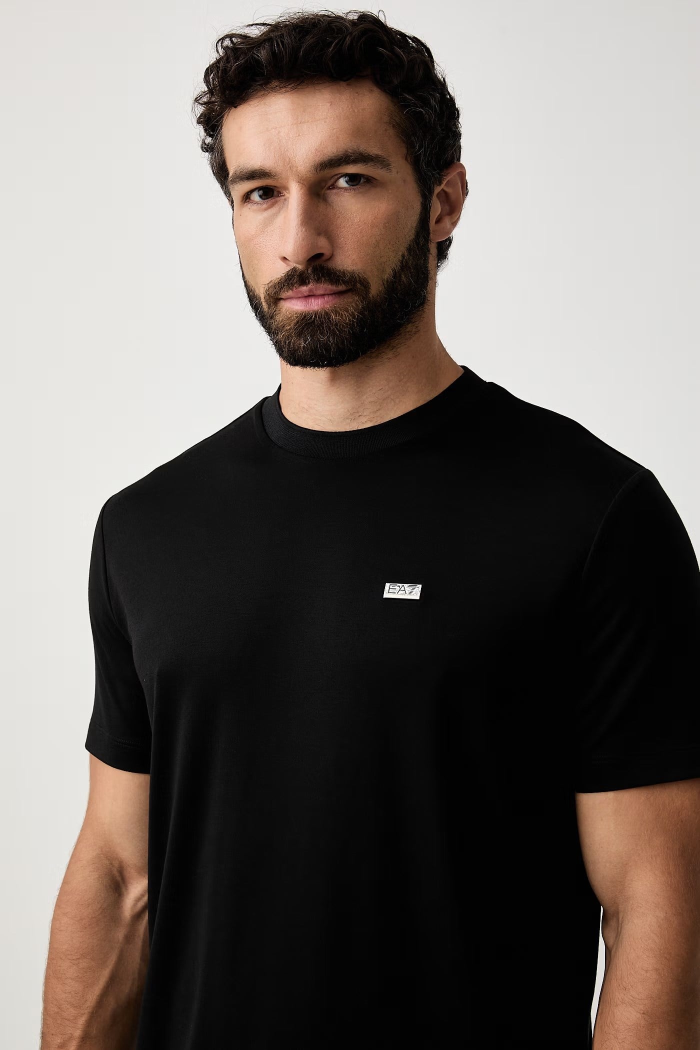 EA7 Ea7 Erkek Normal Kalıp Yumuşak Dokuma Kumaşlı Plaka Logolu Kısa Kollu Siyah T-Shirt 7M002096 AF13862-UC001