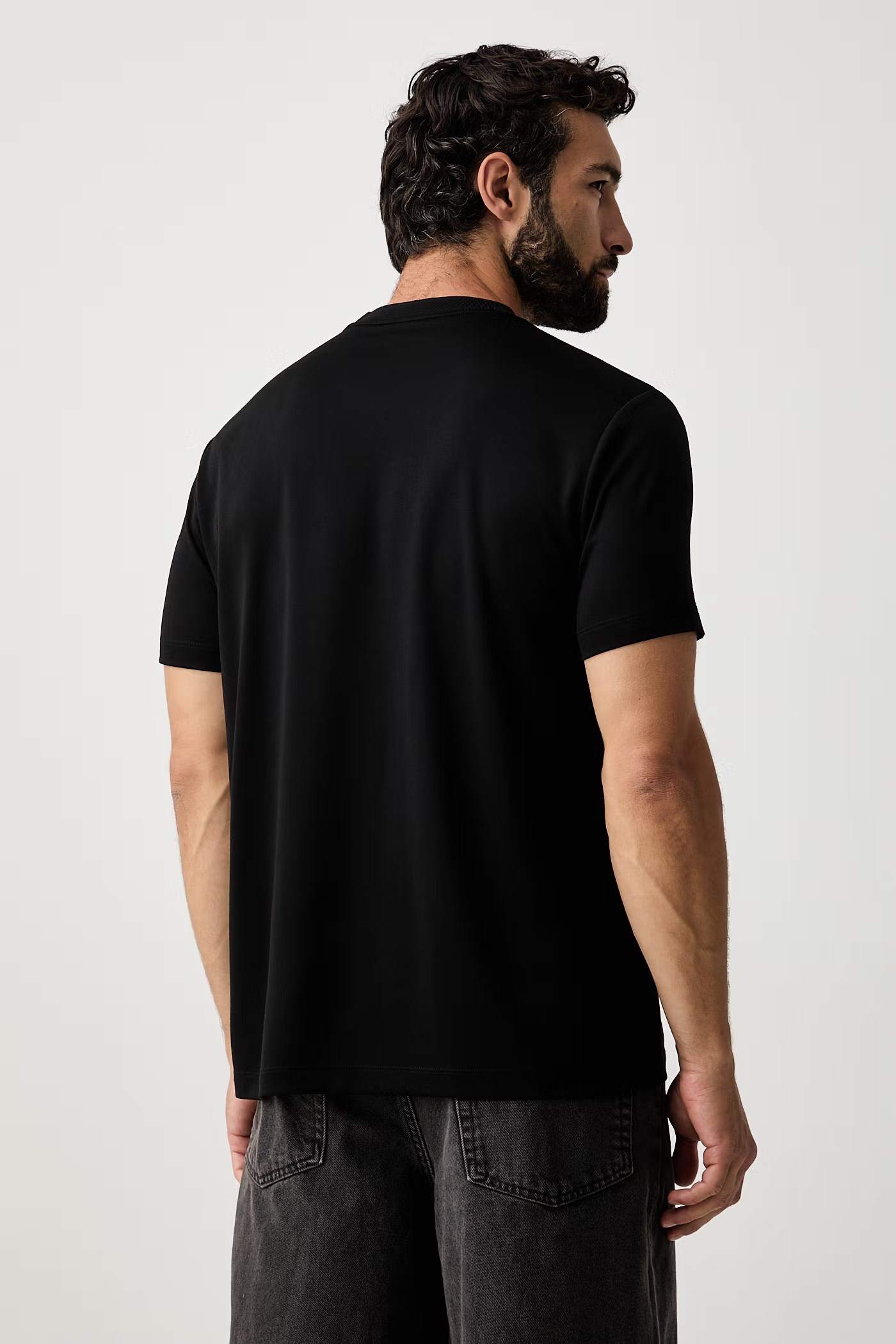 EA7 Ea7 Erkek Normal Kalıp Yumuşak Dokuma Kumaşlı Plaka Logolu Kısa Kollu Siyah T-Shirt 7M002096 AF13862-UC001