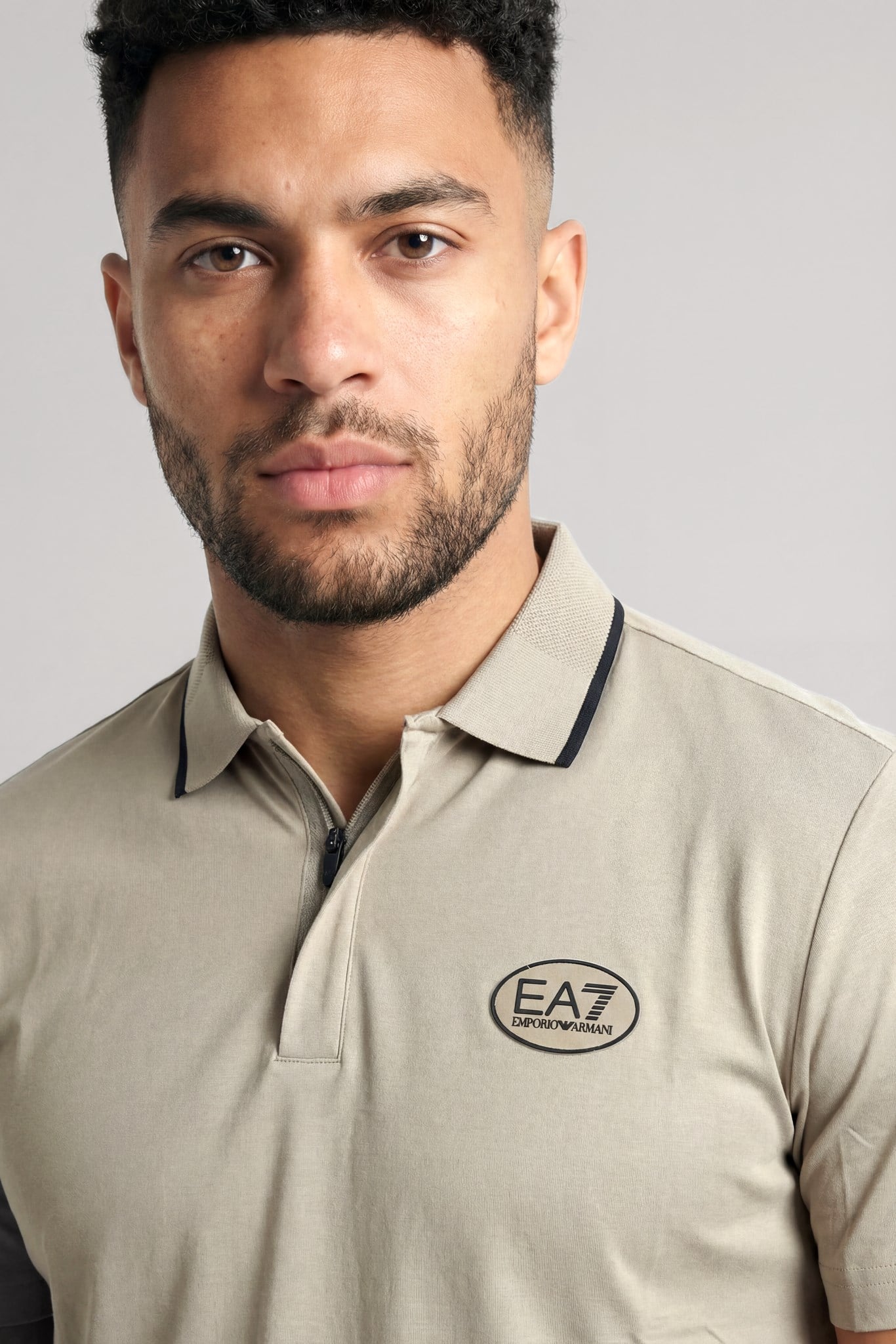 EA7 Ea7 Erkek Vücut Sıcaklığını Sabit Tutan Kumaş Dar Kalıp Logo Desenli Kısa Kollu Bej Polo Yaka T-Shirt 7M001288 AF13520-U6167