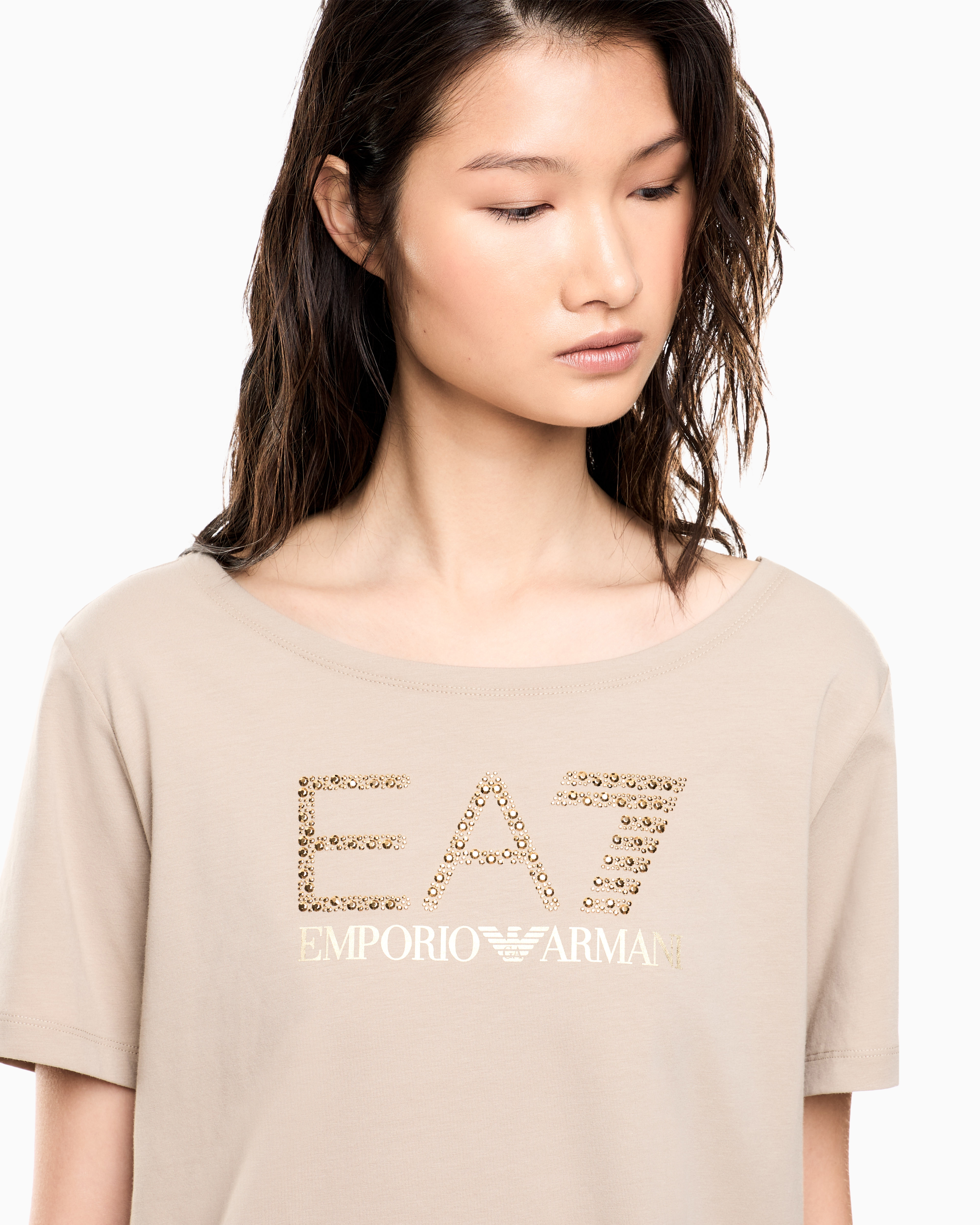 EA7 Ea7 Kadın Göğüste Taş Detaylı Logo Desenli Pamuklu Yuvarlak Yakalı Kısa Kollu Bej T-Shirt 7W001098 AF14880-U6225