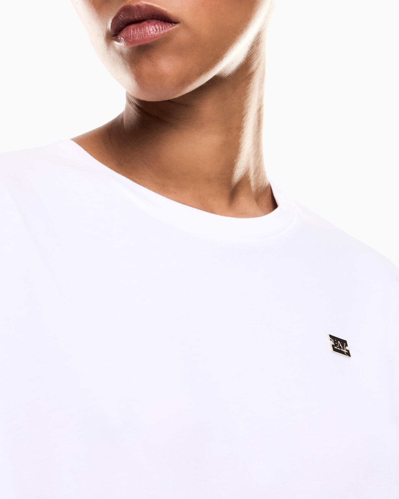 EA7 Ea7 Kadın Normal Kalıp Pamuklu Yuvarlak Yakalı Metalik Logo Detaylı Kısa Kollu Beyaz T-Shirt 7W000455 AF10373-U0002