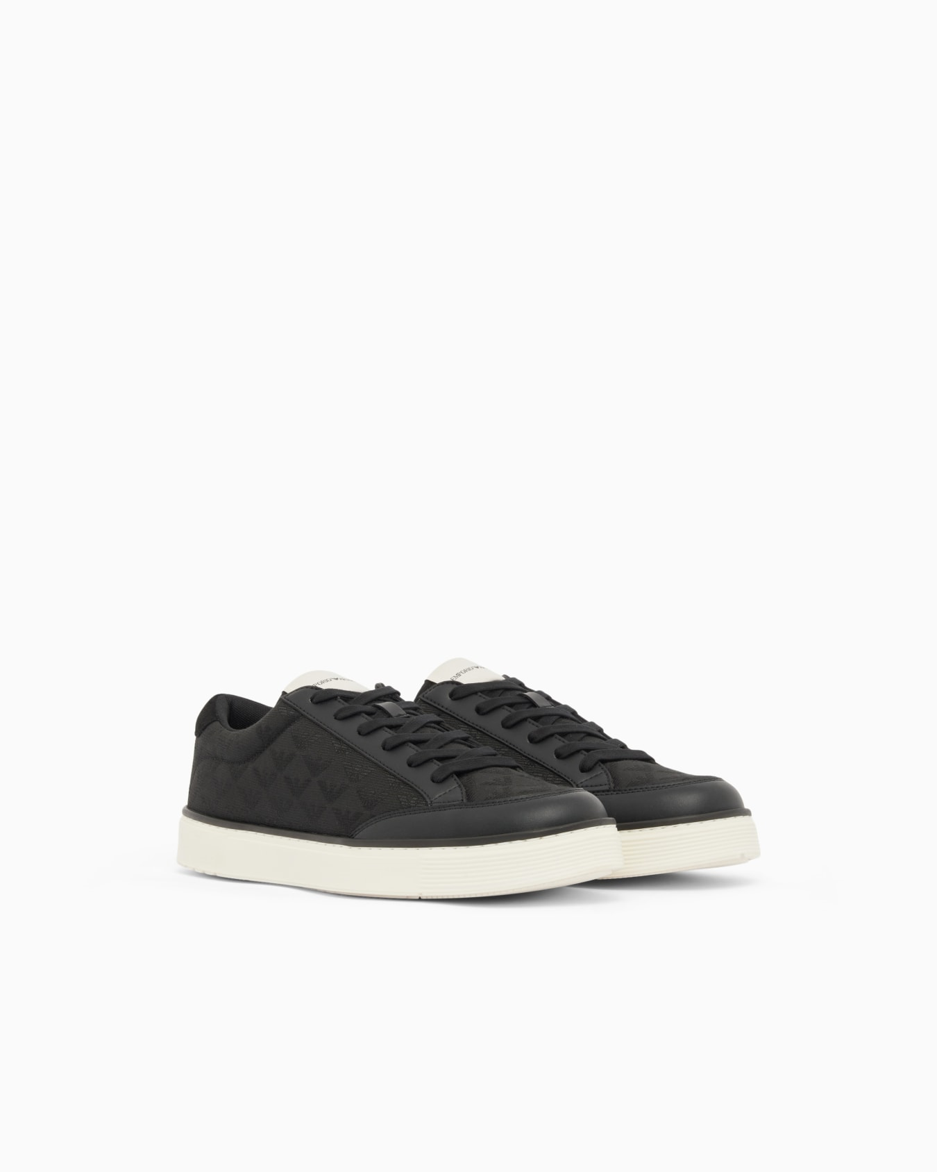 Emporio Armani Emporıo Armani Erkek Kalın ve Rahat Tabanlı Nefes Alabilen Tasarımlı Düşük Bilekli Siyah Sneaker EM004782 AF23199-MC406