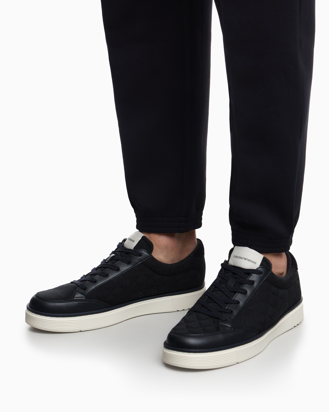 Emporio Armani Emporıo Armani Erkek Kalın ve Rahat Tabanlı Nefes Alabilen Tasarımlı Düşük Bilekli Lacivert Sneaker EM004782 AF23199-MB483