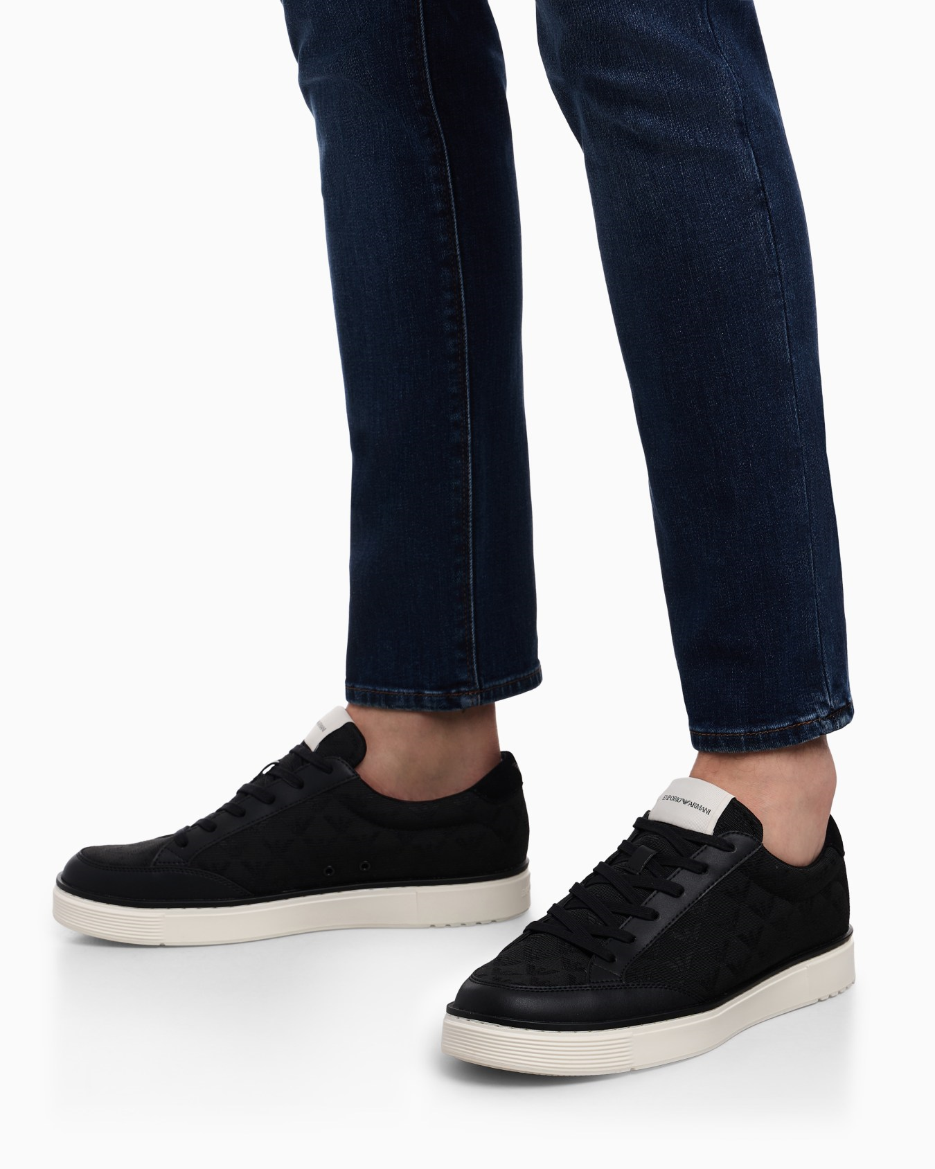 Emporio Armani Emporıo Armani Erkek Kalın ve Rahat Tabanlı Nefes Alabilen Tasarımlı Düşük Bilekli Siyah Sneaker EM004782 AF23199-MC406