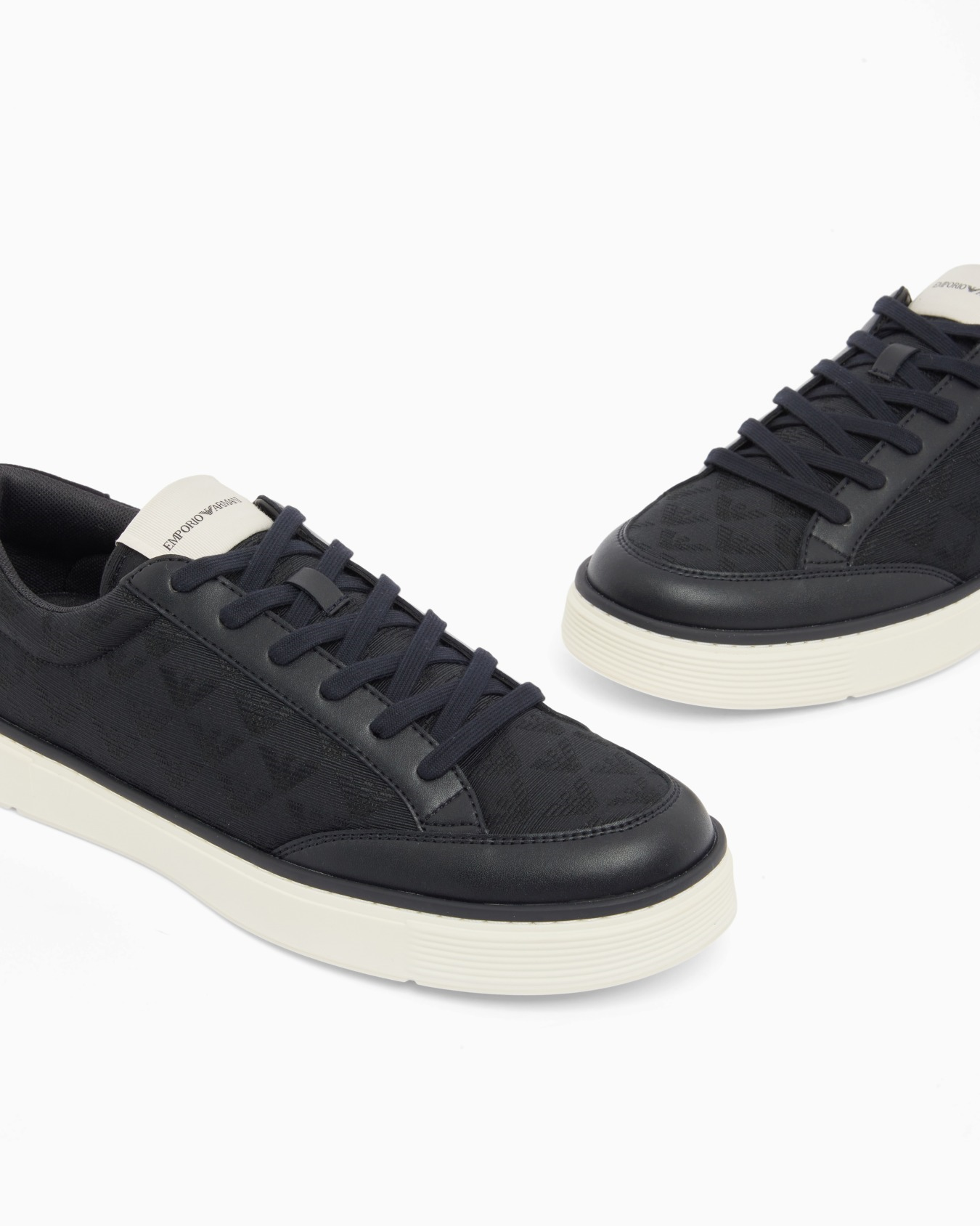 Emporio Armani Emporıo Armani Erkek Kalın ve Rahat Tabanlı Nefes Alabilen Tasarımlı Düşük Bilekli Lacivert Sneaker EM004782 AF23199-MB483