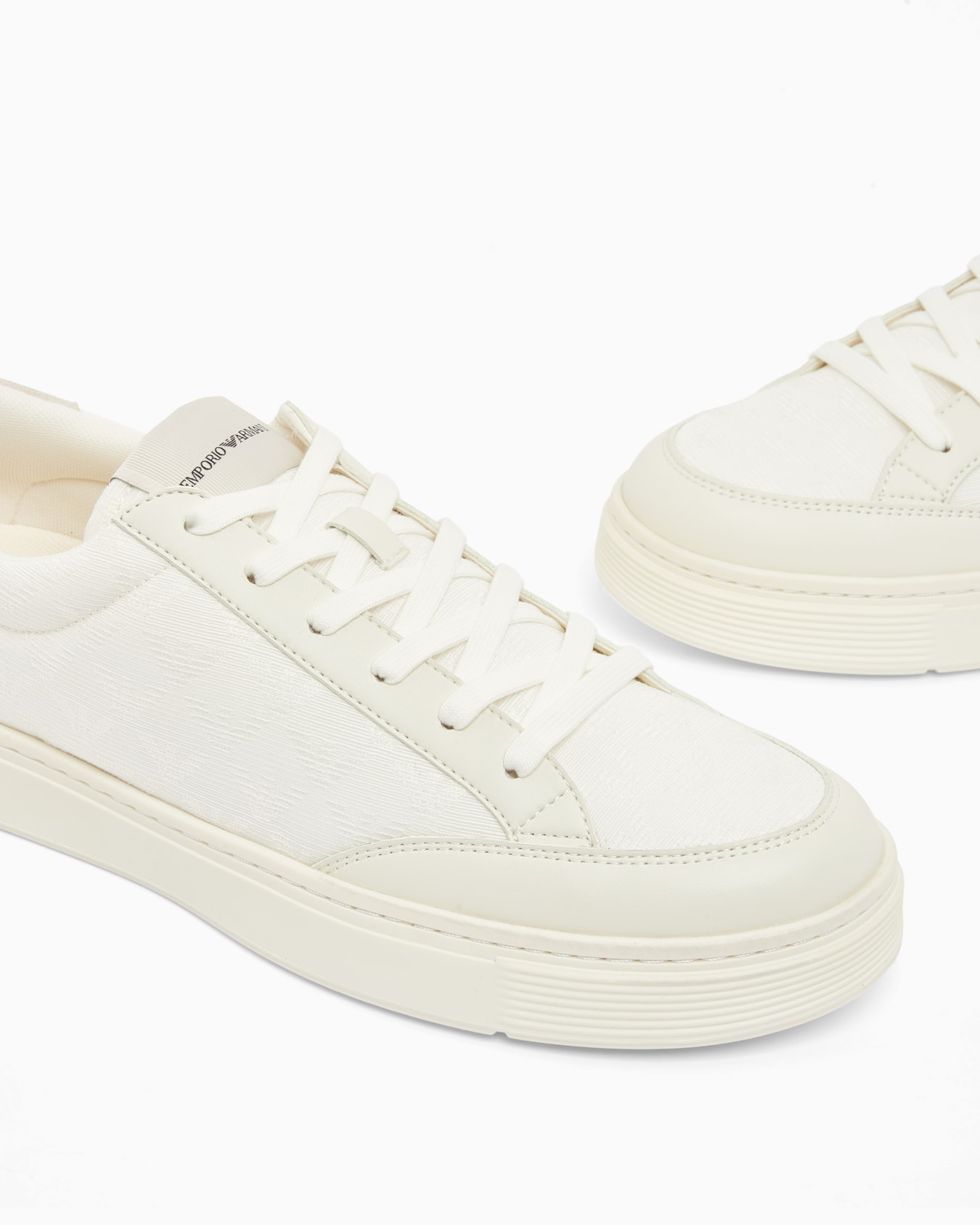 Emporio Armani Emporıo Armani Erkek Kalın ve Rahat Tabanlı Nefes Alabilen Tasarımlı Düşük Bilekli Beyaz Sneaker EM004782 AF23199-M0172