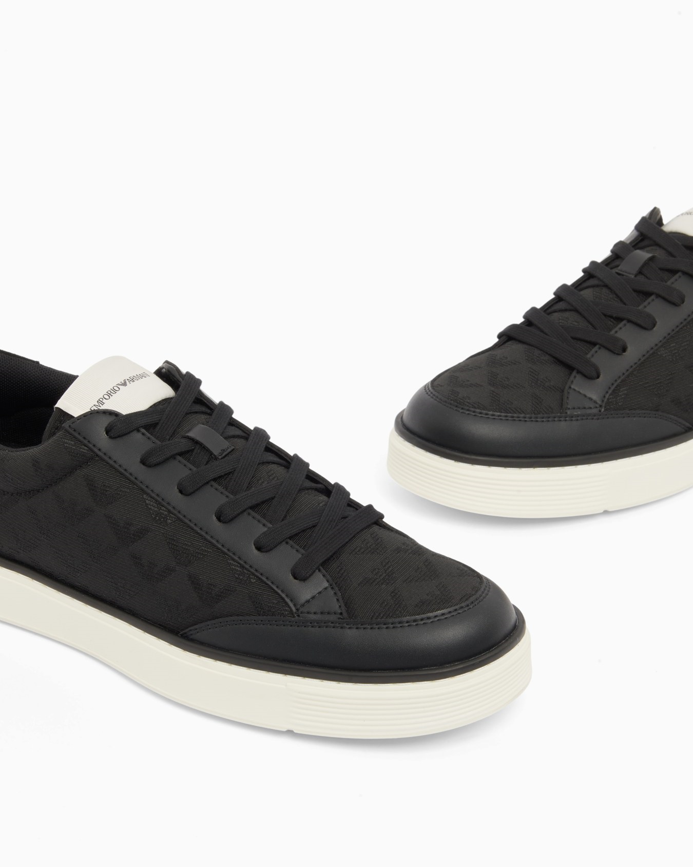 Emporio Armani Emporıo Armani Erkek Kalın ve Rahat Tabanlı Nefes Alabilen Tasarımlı Düşük Bilekli Siyah Sneaker EM004782 AF23199-MC406