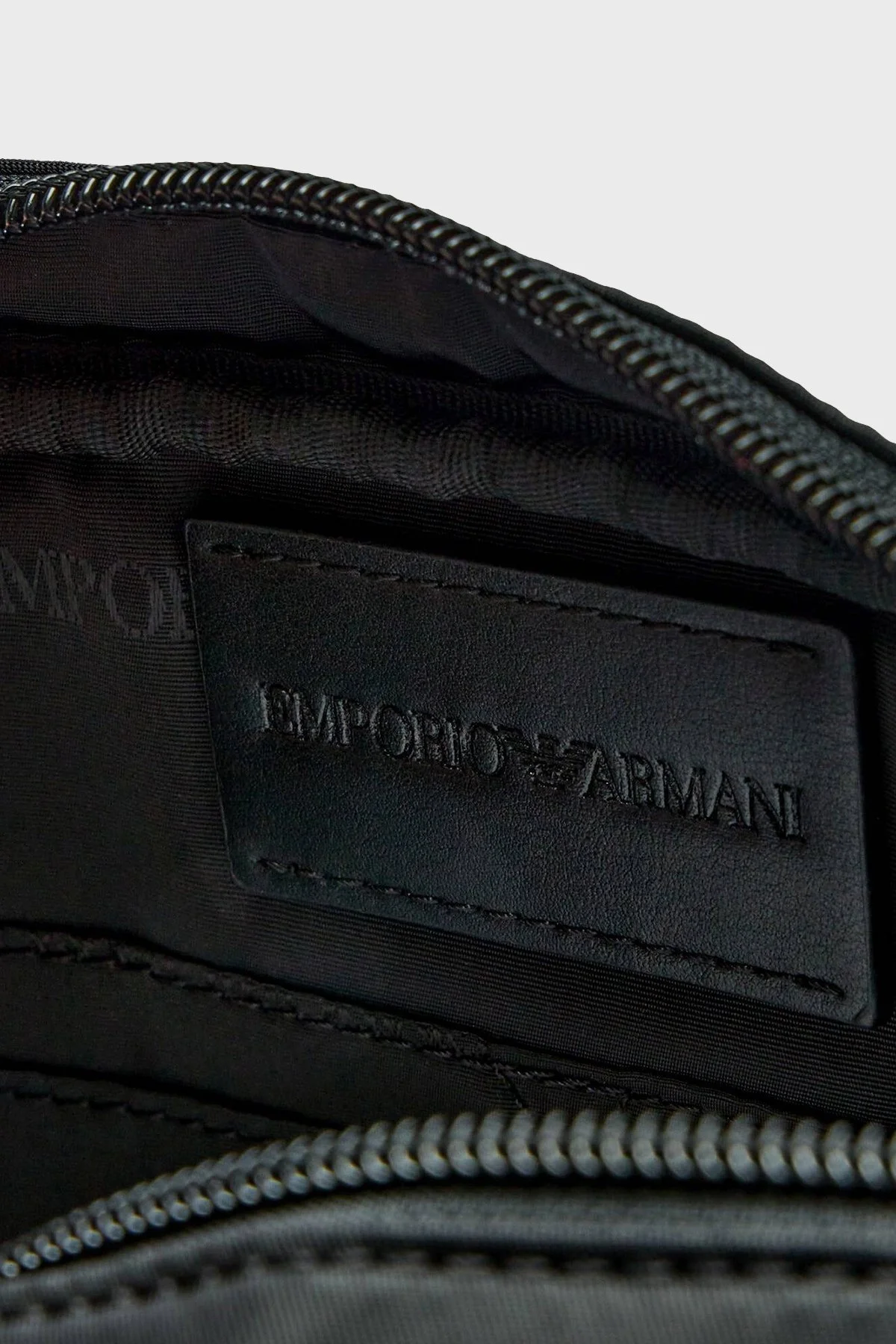 Emporio Armani Emporıo Armani Erkek Metalik Kartal Logo Detaylı Fermuarlı Ön Cepli Siyah El Çantası EM001811 AF13454-UC001