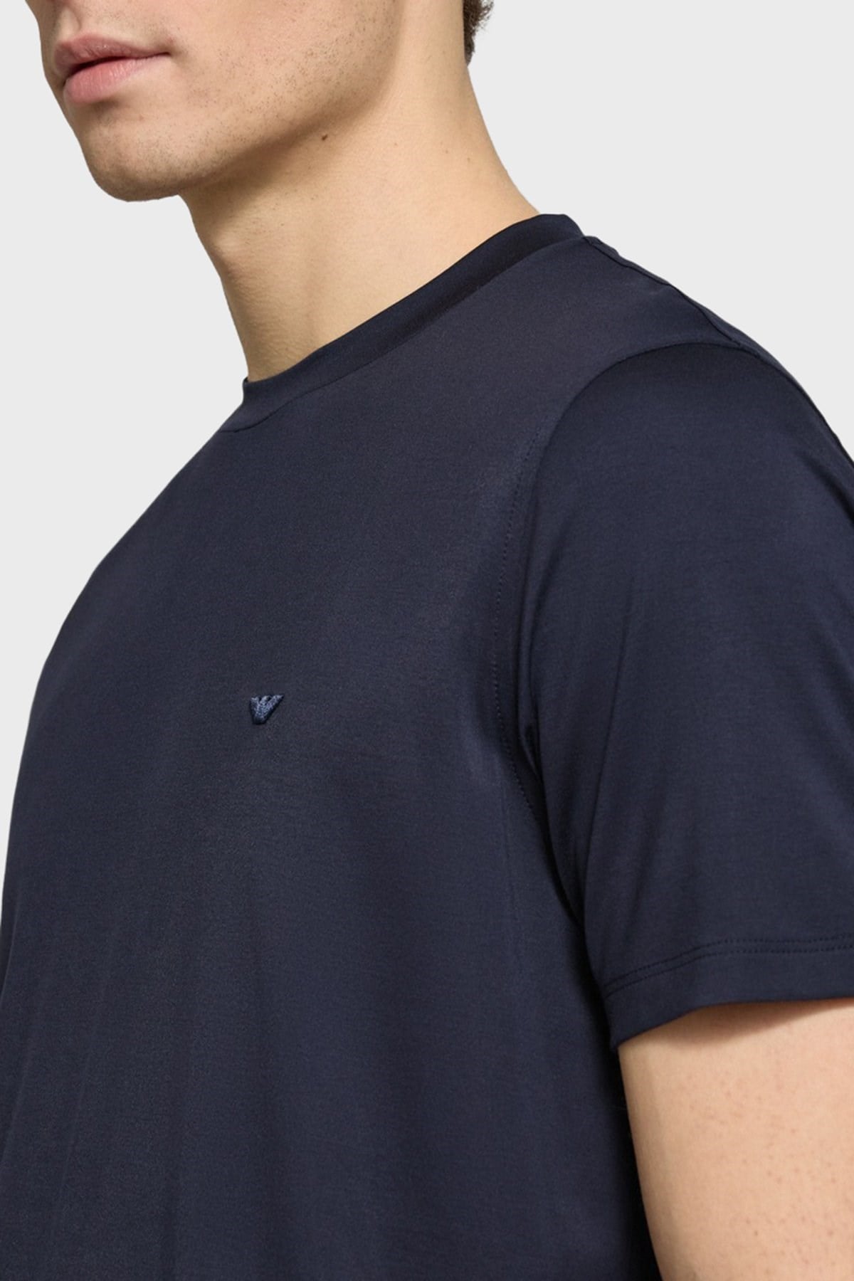 Emporio Armani Emporıo Armani Erkek Regular Fit İpek Karışımlı Kartal Logo Figürlü Kısa Kollu Lacivert T-Shirt EM004586 AF13721-UB118