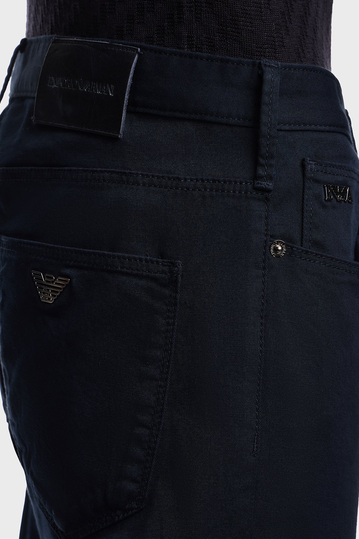 Emporio Armani Emporıo Armani Erkek Slim Fit Pamuklu Dar Paça Deri Logo Etiketli Lacivert Jeans EM000121 AF22611-UB118