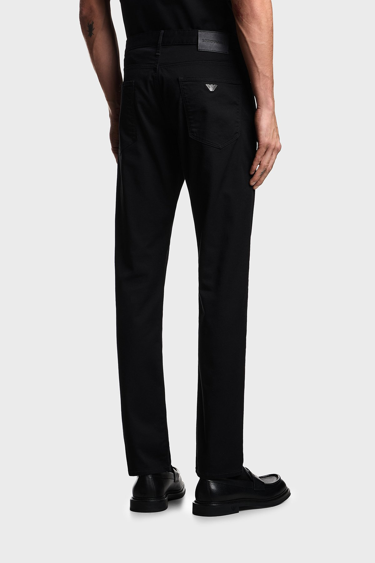 Emporio Armani Emporıo Armani Erkek Slim Fit Pamuklu Dar Paça Deri Logo Etiketli Siyah Jeans EM000121 AF22611-UC001