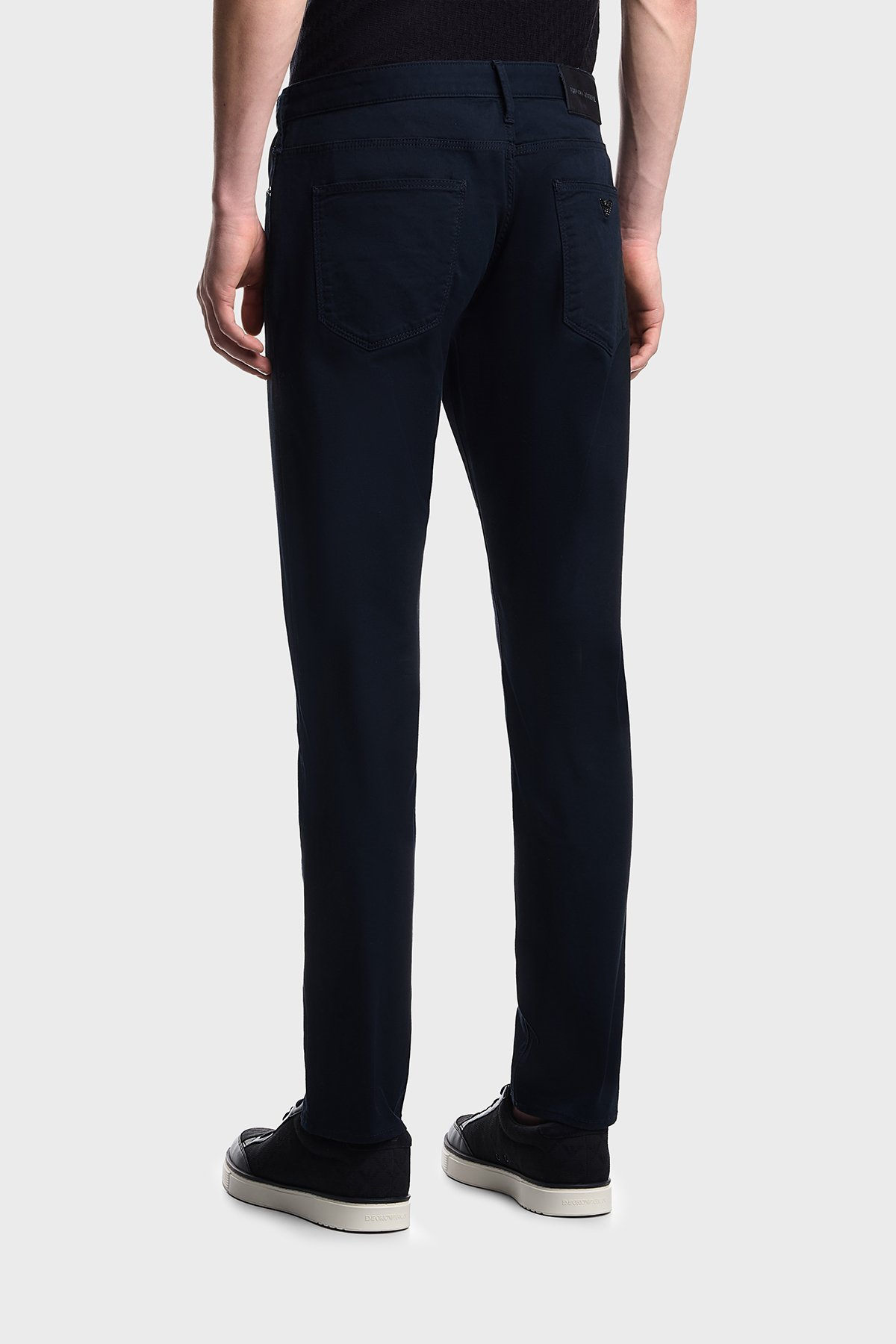 Emporio Armani Emporıo Armani Erkek Slim Fit Pamuklu Dar Paça Deri Logo Etiketli Lacivert Jeans EM000121 AF22611-UB118