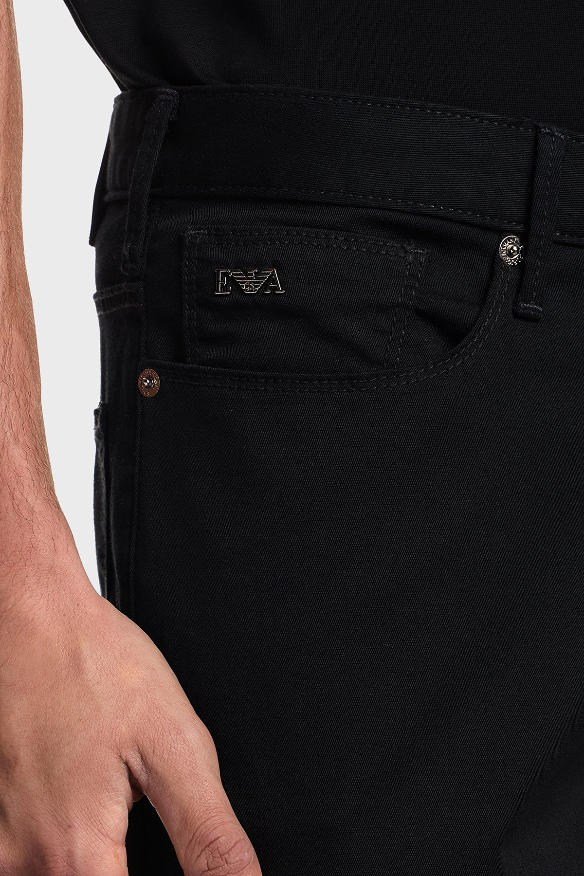Emporio Armani Emporıo Armani Erkek Slim Fit Pamuklu Dar Paça Deri Logo Etiketli Siyah Jeans EM000121 AF22611-UC001
