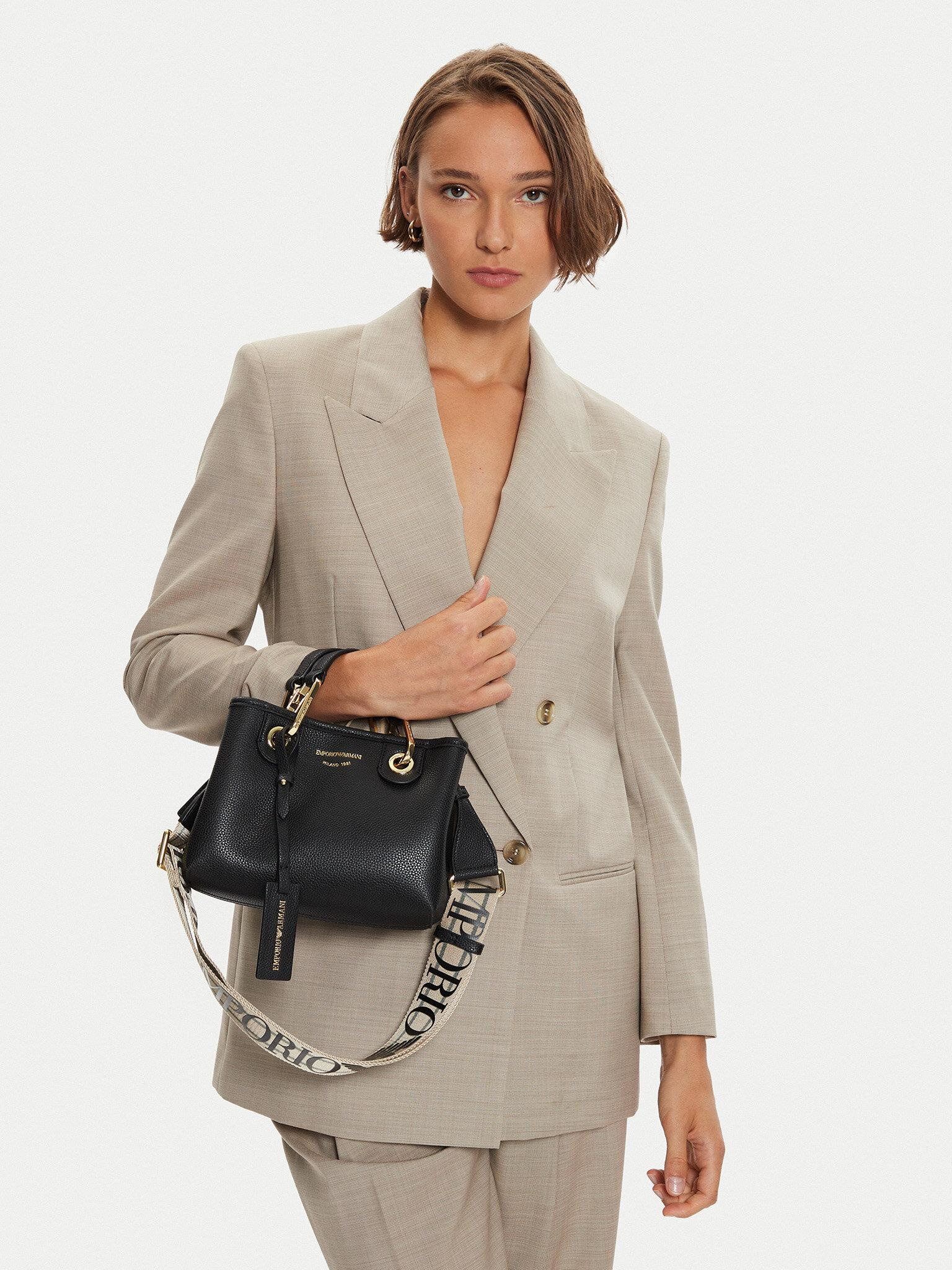 EMPORIO ARMANI Emporıo Armani Kadın Askı EA Yazı Desenli Geniş Kullanım Metal Detaylı El Tutma Bölümü Siyah Omuz Çantası EW000382 AF12103-MC032