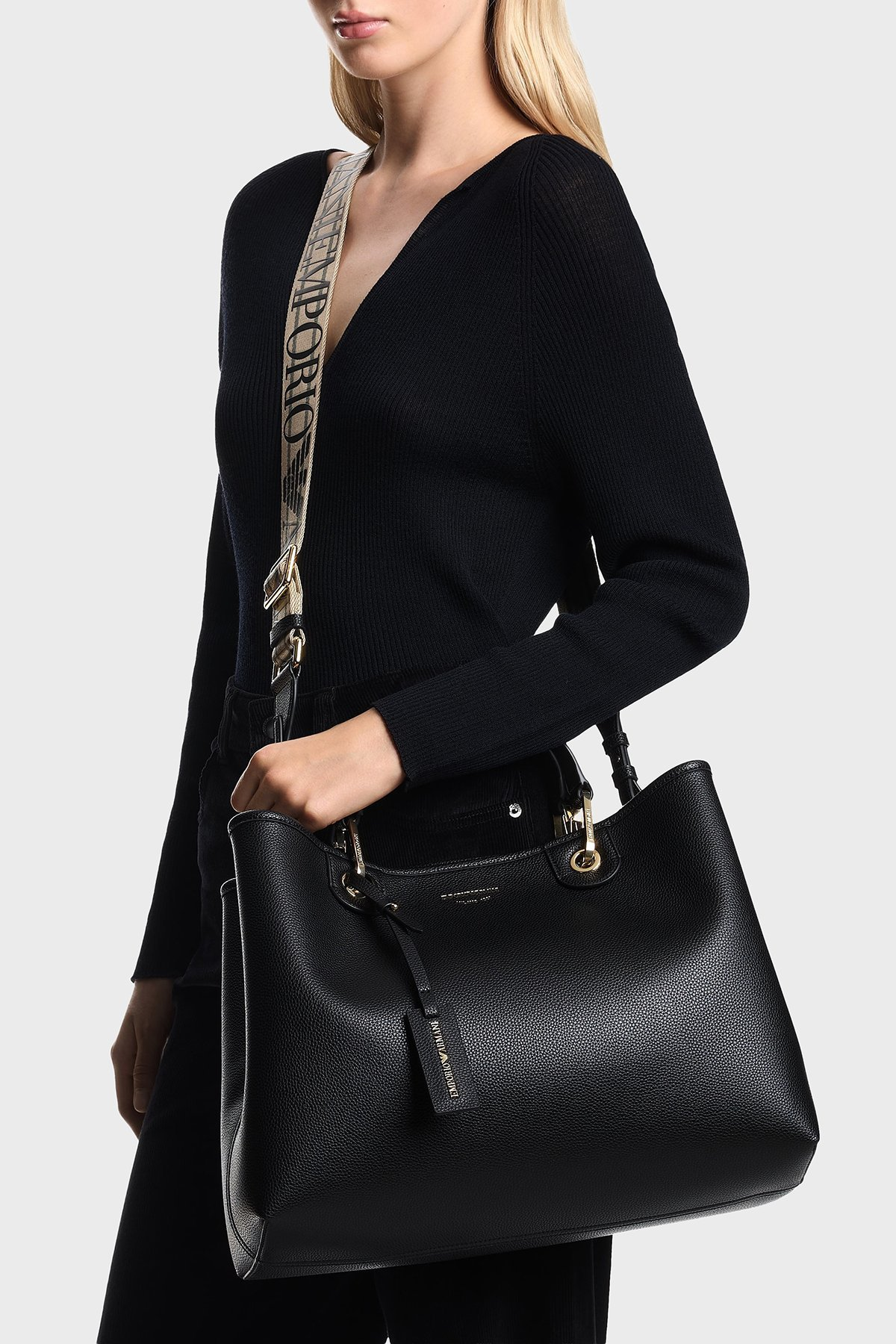 Emporio Armani Emporıo Armani Kadın Fermuar Kapama Deri Askısı Logo Desenli Ayarlanabilir Siyah Omuz Çantası EW000360 AF12103-MC032