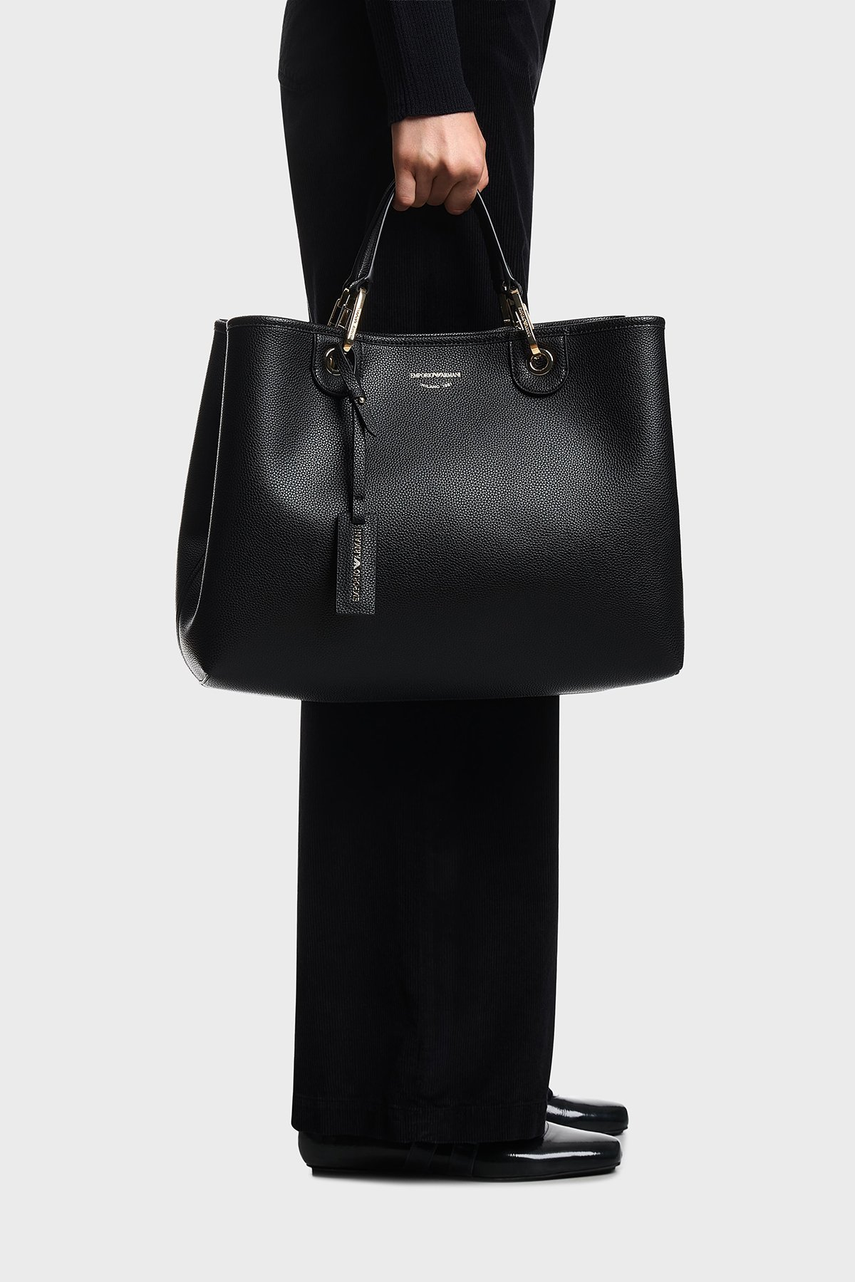 Emporio Armani Emporıo Armani Kadın Fermuar Kapama Deri Askısı Logo Desenli Ayarlanabilir Siyah Omuz Çantası EW000360 AF12103-MC032
