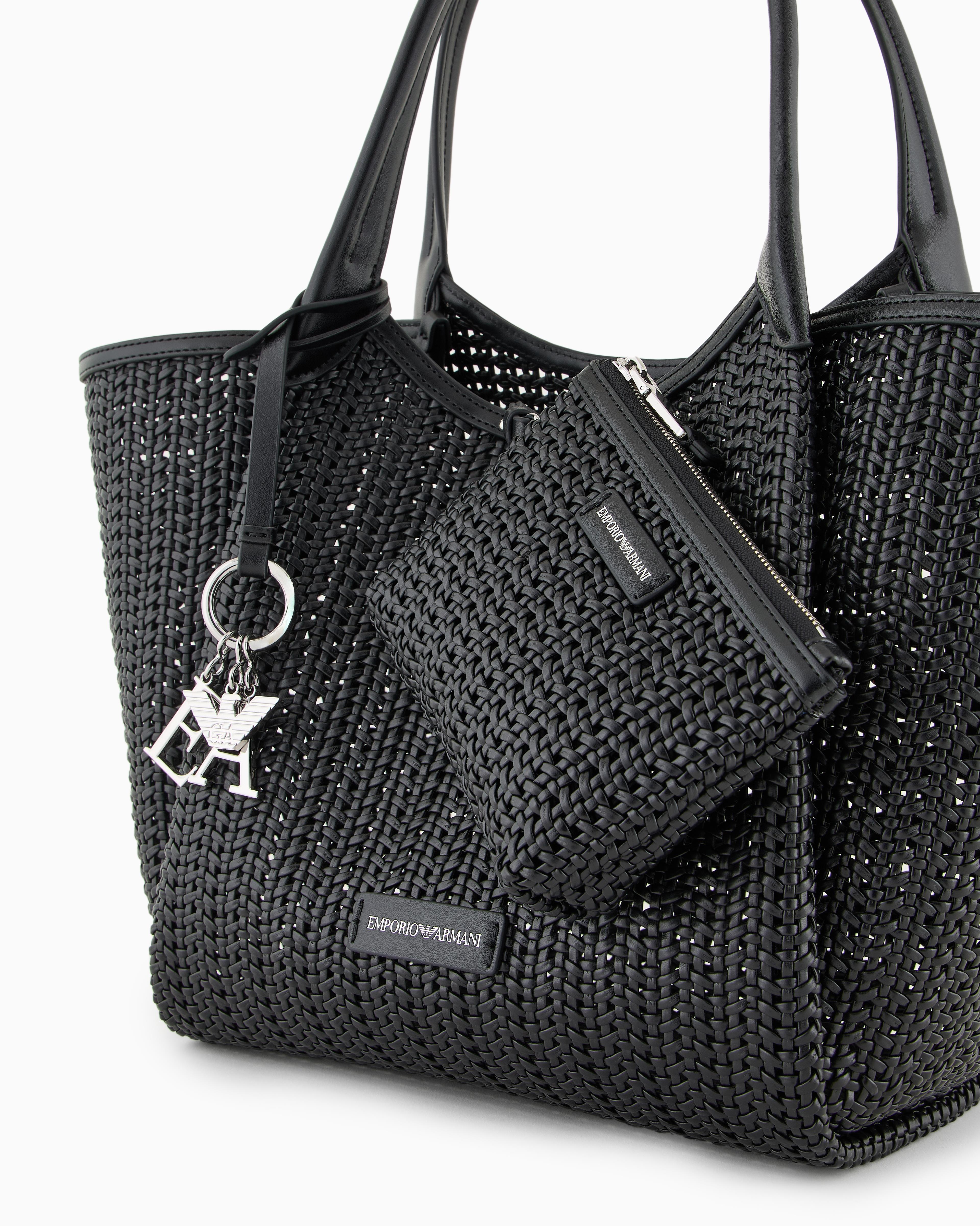 EMPORIO ARMANI Emporıo Armani Kadın Metalik Logo Aksesuarlı Örgü Desenli Çıkarılabilir İç Bölmeli Siyah Omuz Çantası EW001009 AF14309-UC001