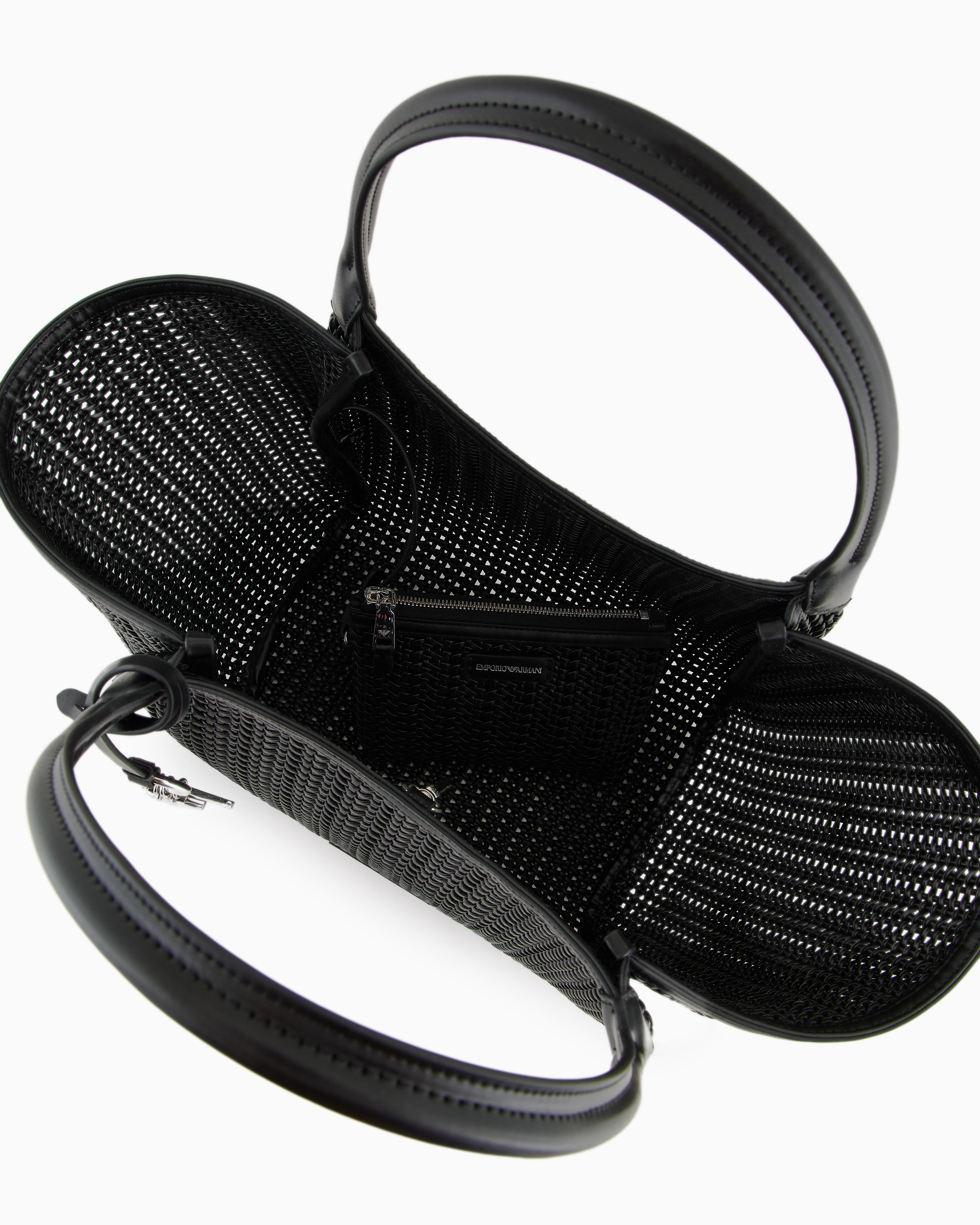 EMPORIO ARMANI Emporıo Armani Kadın Metalik Logo Aksesuarlı Örgü Desenli Çıkarılabilir İç Bölmeli Siyah Omuz Çantası EW001009 AF14309-UC001