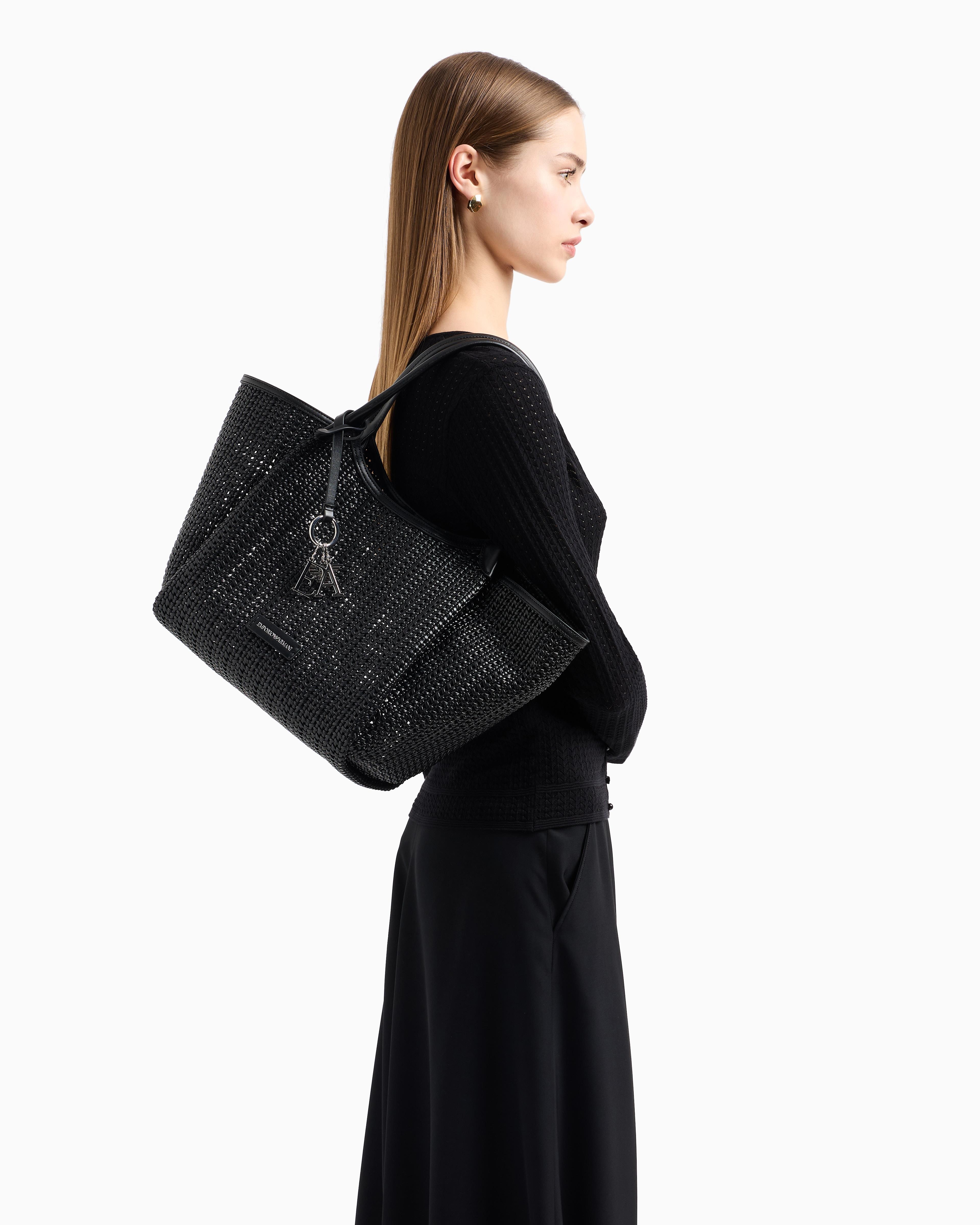 EMPORIO ARMANI Emporıo Armani Kadın Metalik Logo Aksesuarlı Örgü Desenli Çıkarılabilir İç Bölmeli Siyah Omuz Çantası EW001009 AF14309-UC001