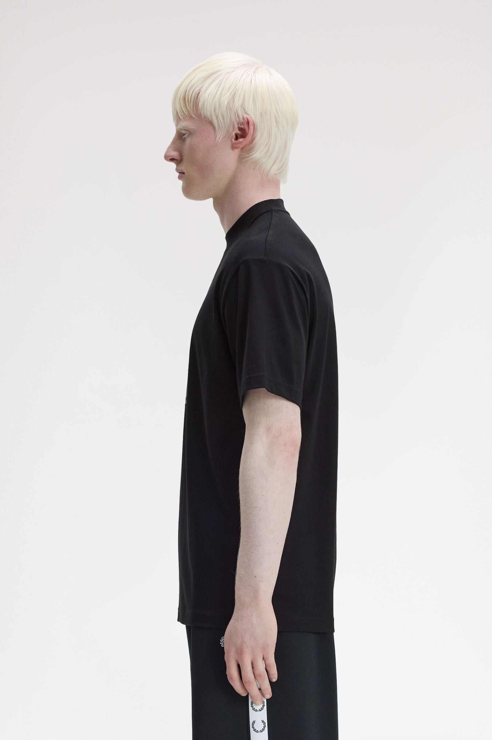 Fred Perry Fred Perry Erkek Çelenk Logo Baskılı Normal Kesim Pamuk Karışımlı Kısa Kollu Siyah T-Shirt M2404-102