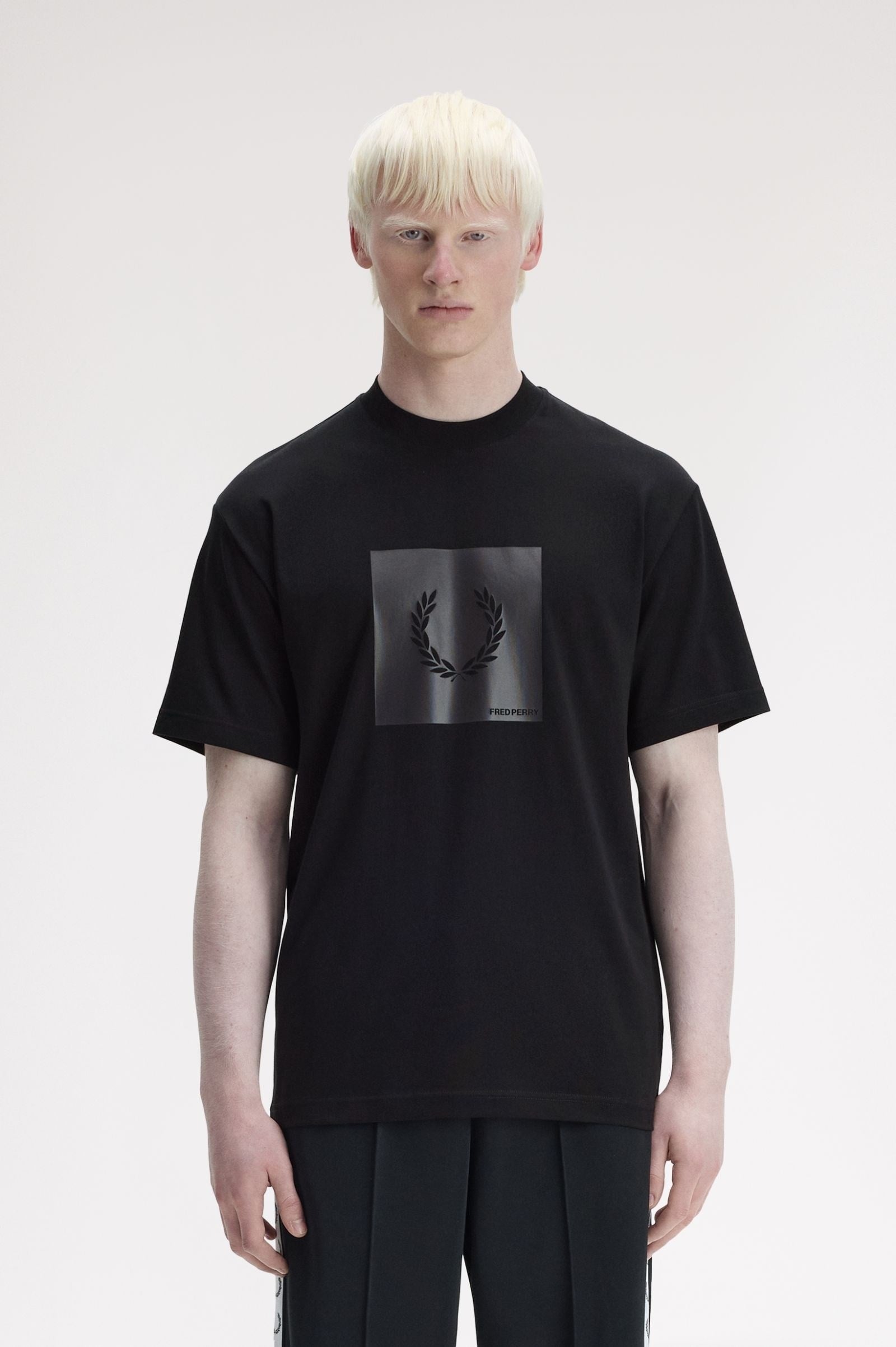 Fred Perry Fred Perry Erkek Çelenk Logo Baskılı Normal Kesim Pamuk Karışımlı Kısa Kollu Siyah T-Shirt M2404-102