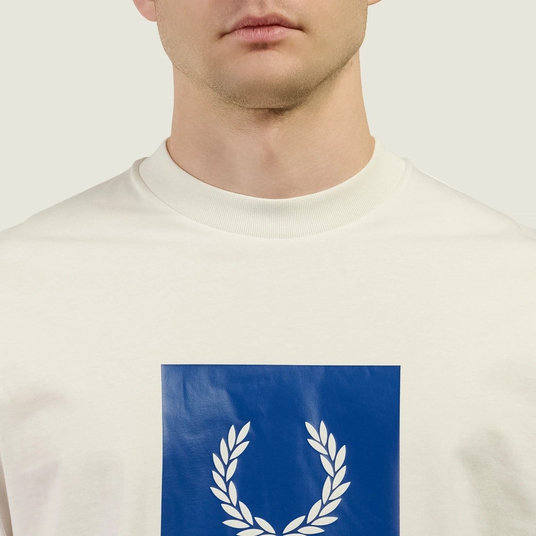 Fred Perry Fred Perry Erkek Çelenk Logo Baskılı Normal Kesim Pamuk Karışımlı Kısa Kollu Ekru T-Shirt M2404-129
