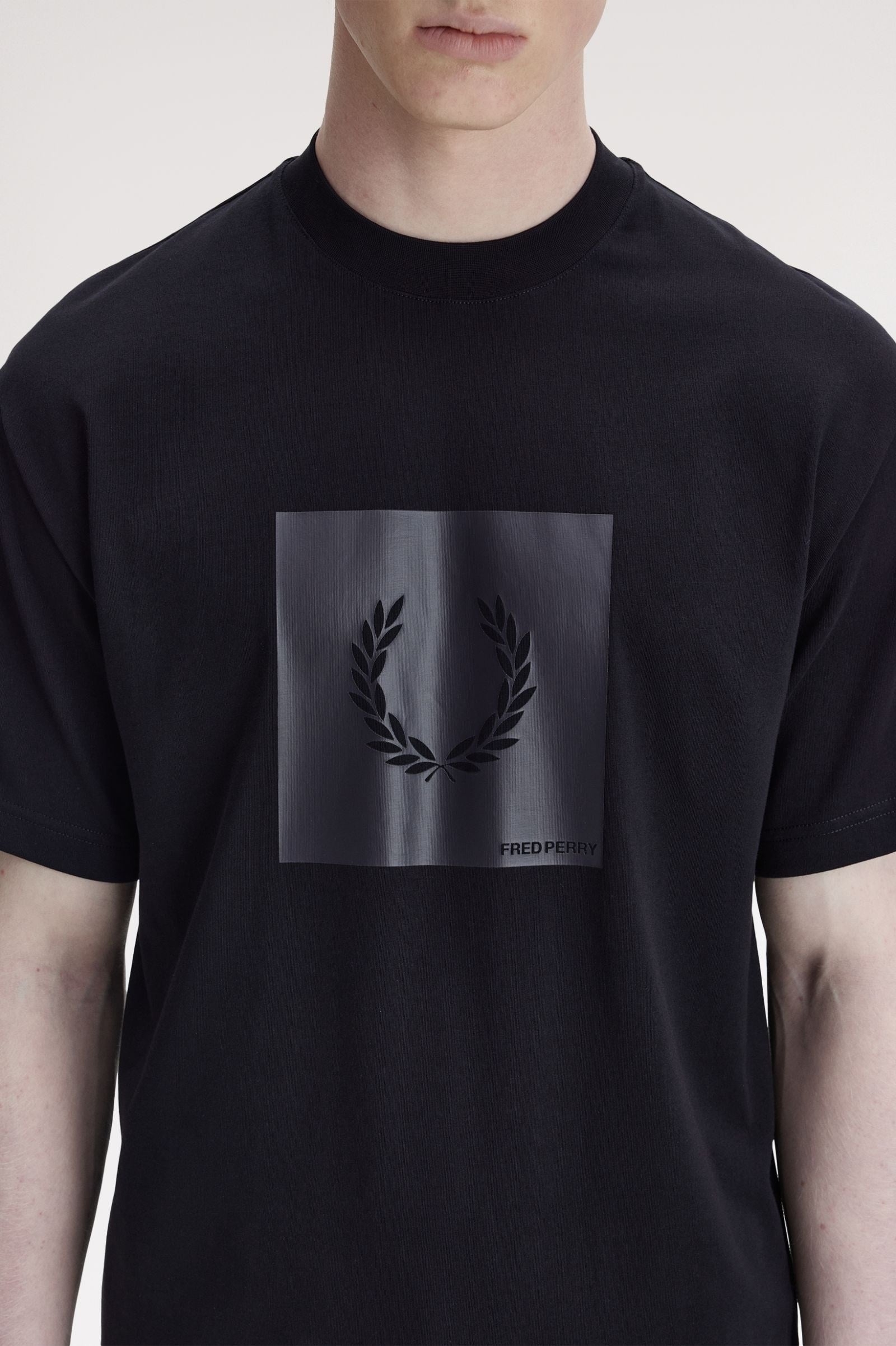 Fred Perry Fred Perry Erkek Çelenk Logo Baskılı Normal Kesim Pamuk Karışımlı Kısa Kollu Siyah T-Shirt M2404-102