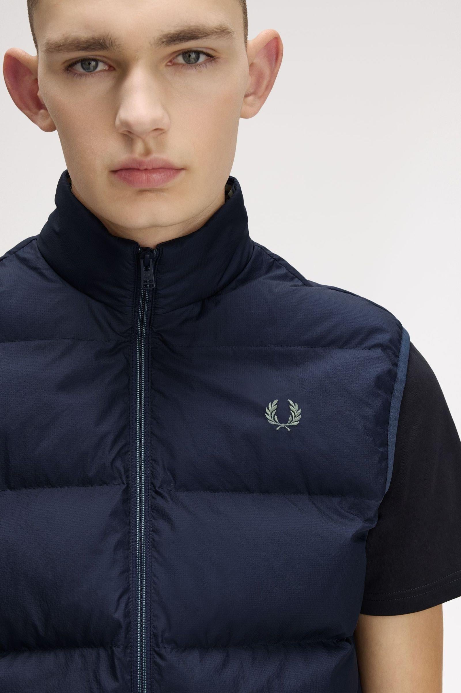 Fred Perry Fred Perry Erkek Dik Yaka Su Tutmayan ve Nefes Alabilir Kumaş Kolsuz Lacivert Yelek J8522-738