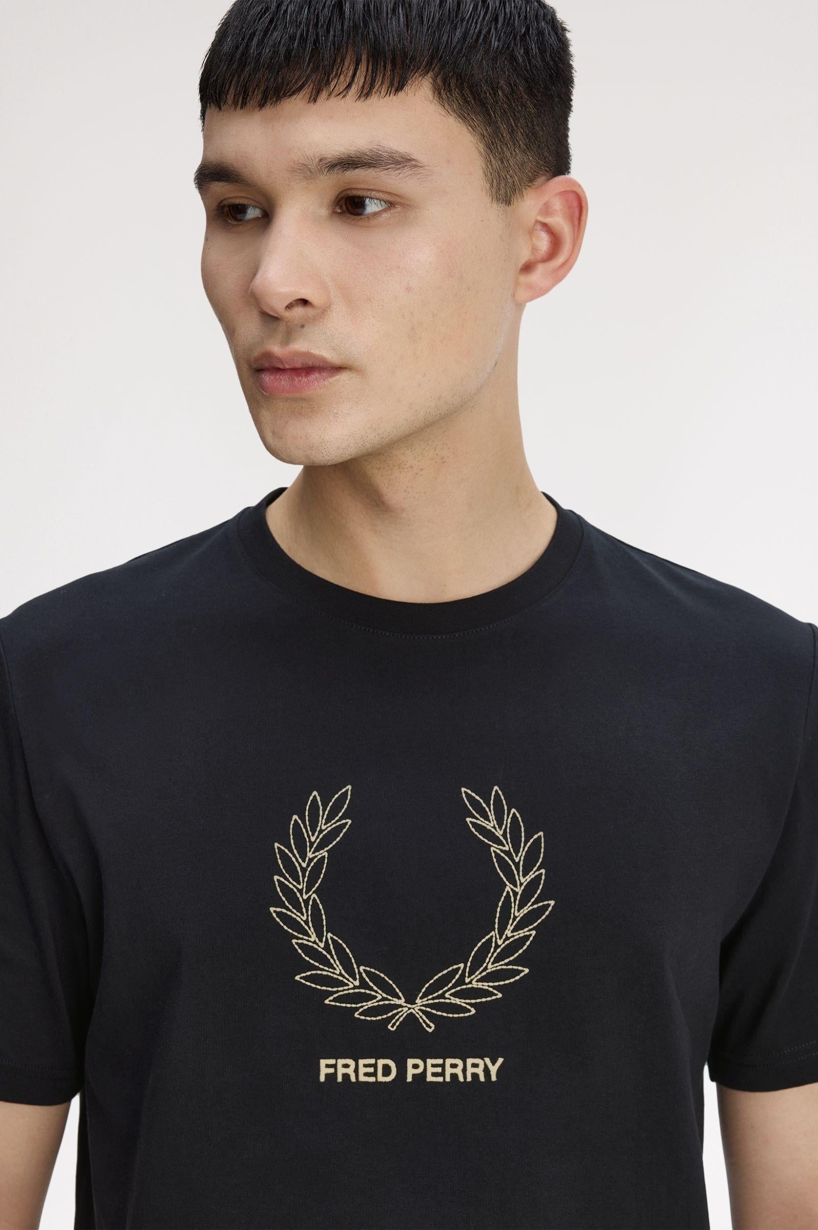 Fred Perry Fred Perry Erkek Kalın Pamuklu Jarse Kumaş Logo İşlemeli Kısa Kollu Siyah T-Shirt M1775-102