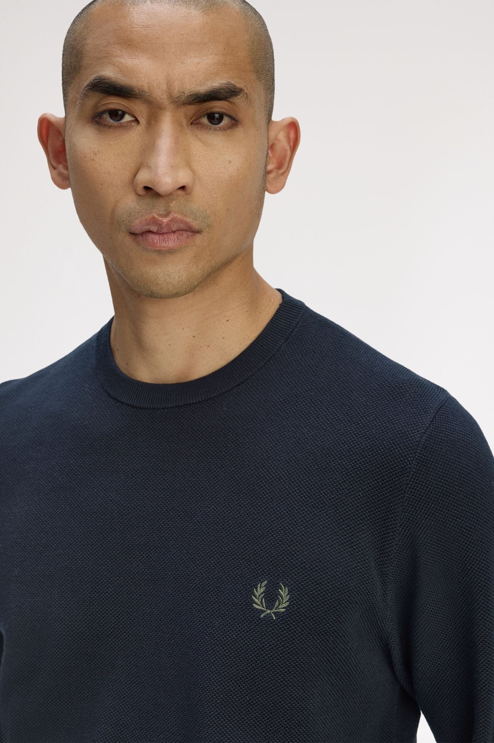Fred Perry Fred Perry Erkek Logo İşlemeli Normal Kalıp Yuvarlak Yakalı %100 Pamuklu Uzun Kollu Lacivert Kazak K1309-608