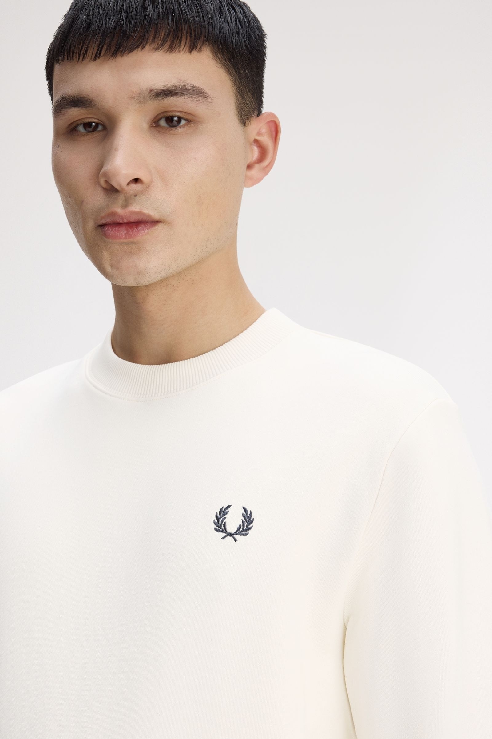 Fred Perry Fred Perry Erkek Normal Kalıp Yuvarlak Yakalı Logo İşlemeli Pamuk Karışımlı Uzun Kollu Beyaz Kazak M7535-46A