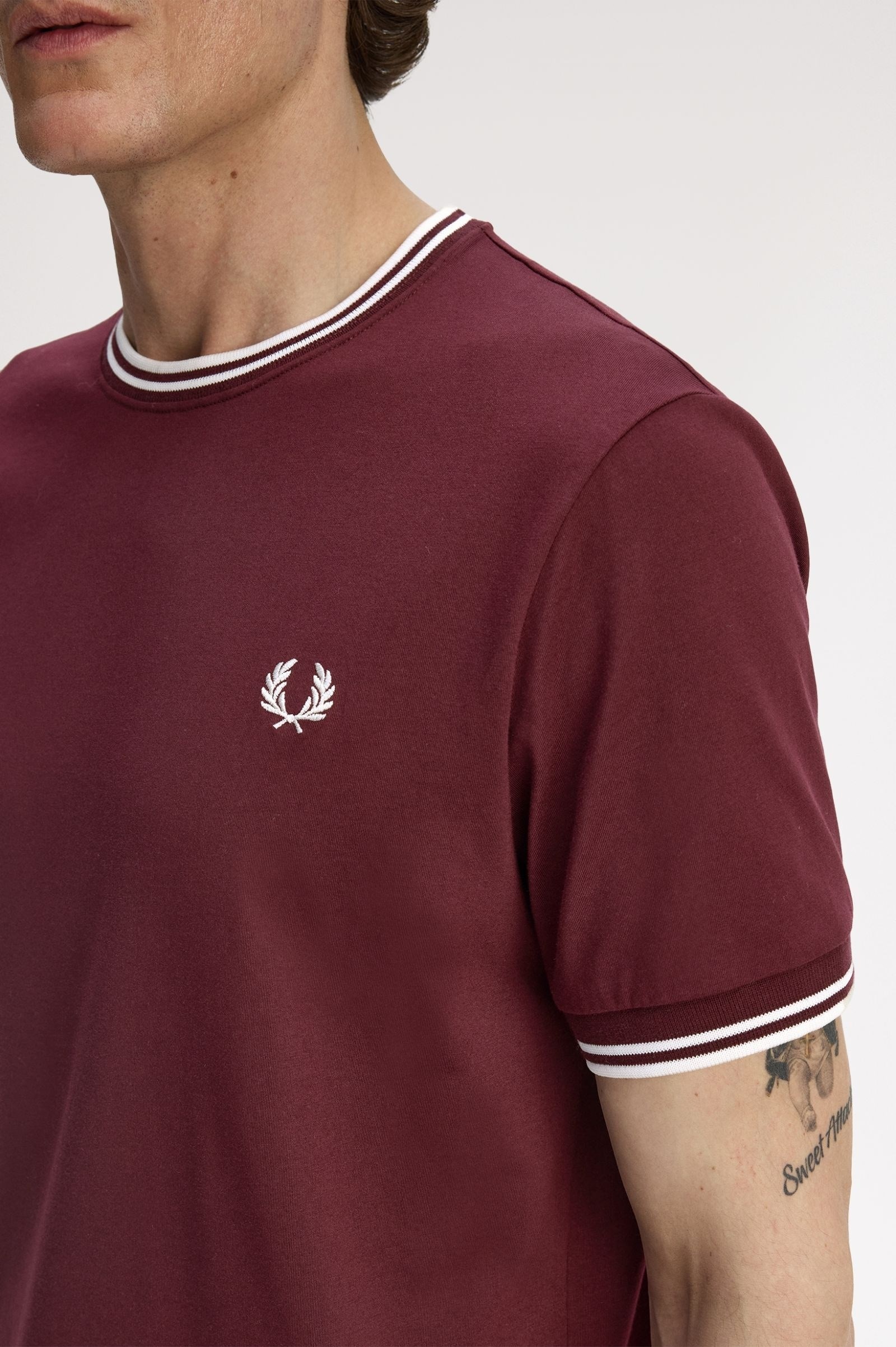 Fred Perry Fred Perry Erkek Normal Kalıp Yuvarlak Yakalı Pamuklu Kısa Kollu Bordo T-Shirt M1588V-64A