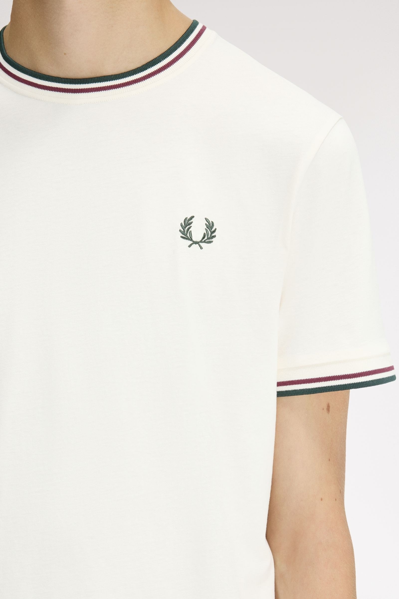 Fred Perry Fred Perry Erkek Normal Kalıp Yuvarlak Yakalı Pamuklu Kısa Kollu Ekru T-Shirt M1588V-84A