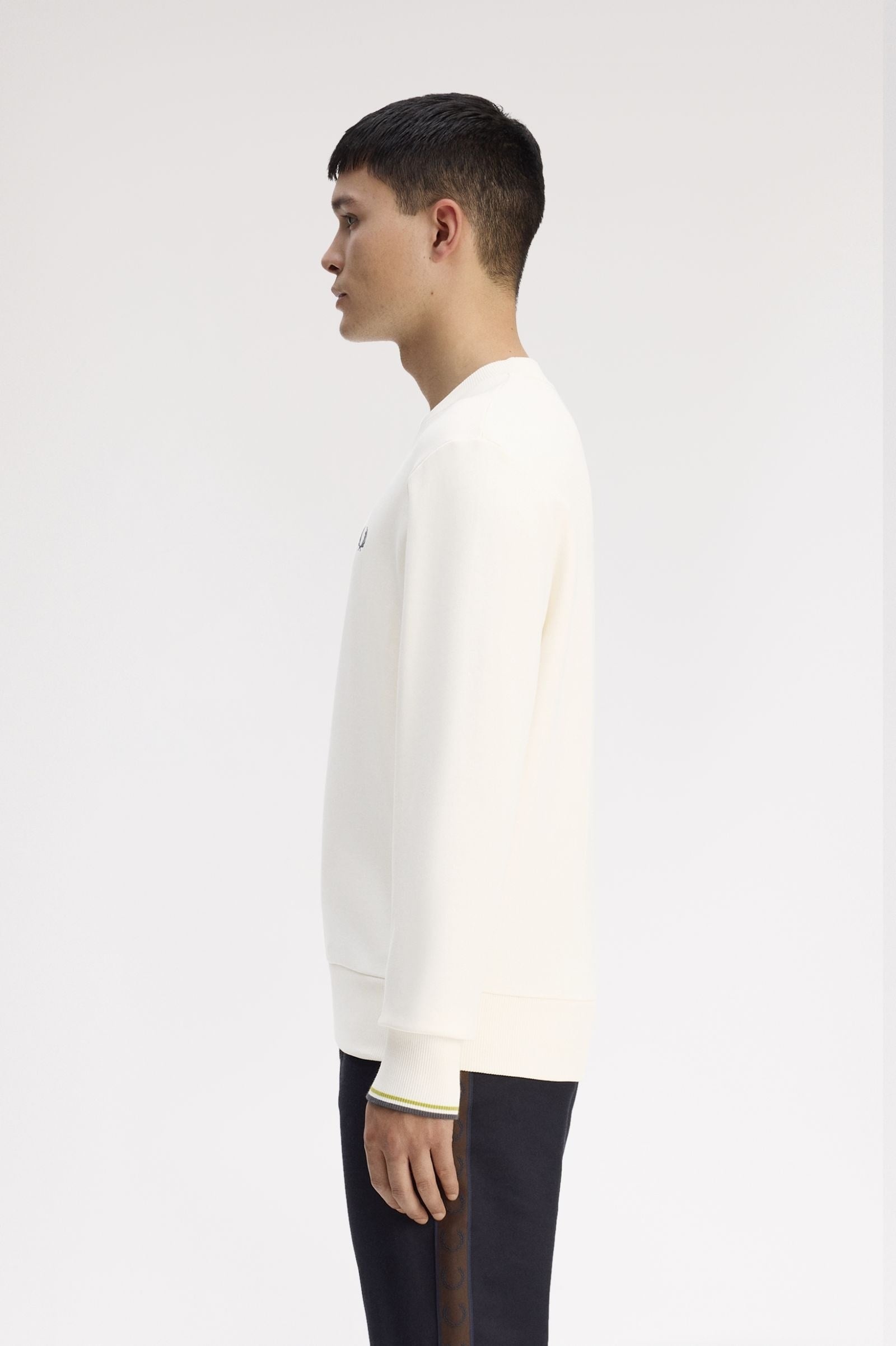 Fred Perry Fred Perry Erkek Normal Kalıp Yuvarlak Yakalı Logo İşlemeli Pamuk Karışımlı Uzun Kollu Beyaz Kazak M7535-46A