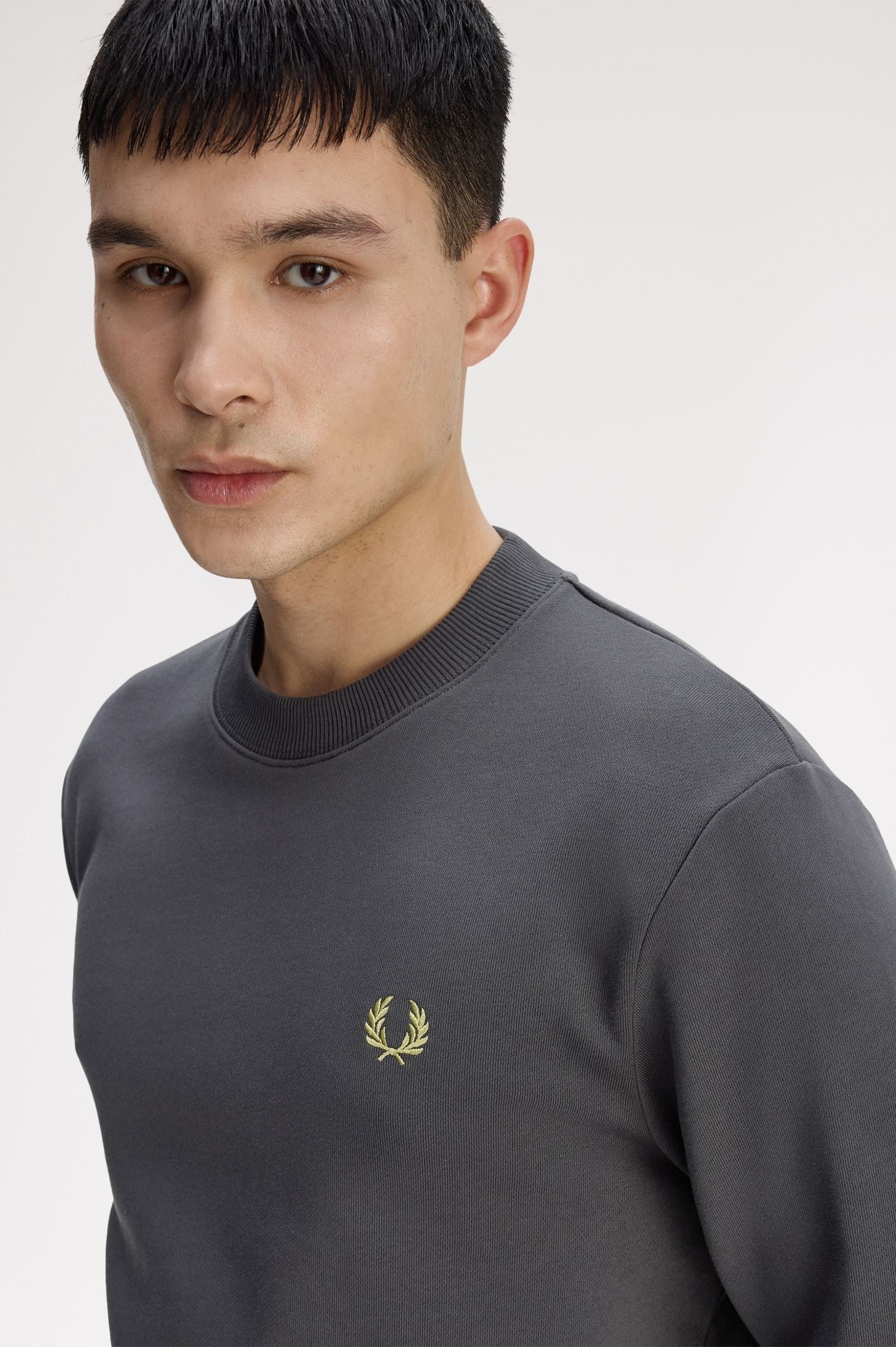 Fred Perry Fred Perry Erkek Normal Kalıp Yuvarlak Yakalı Logo İşlemeli Pamuk Karışımlı Uzun Kollu Gri Kazak M7535-58A
