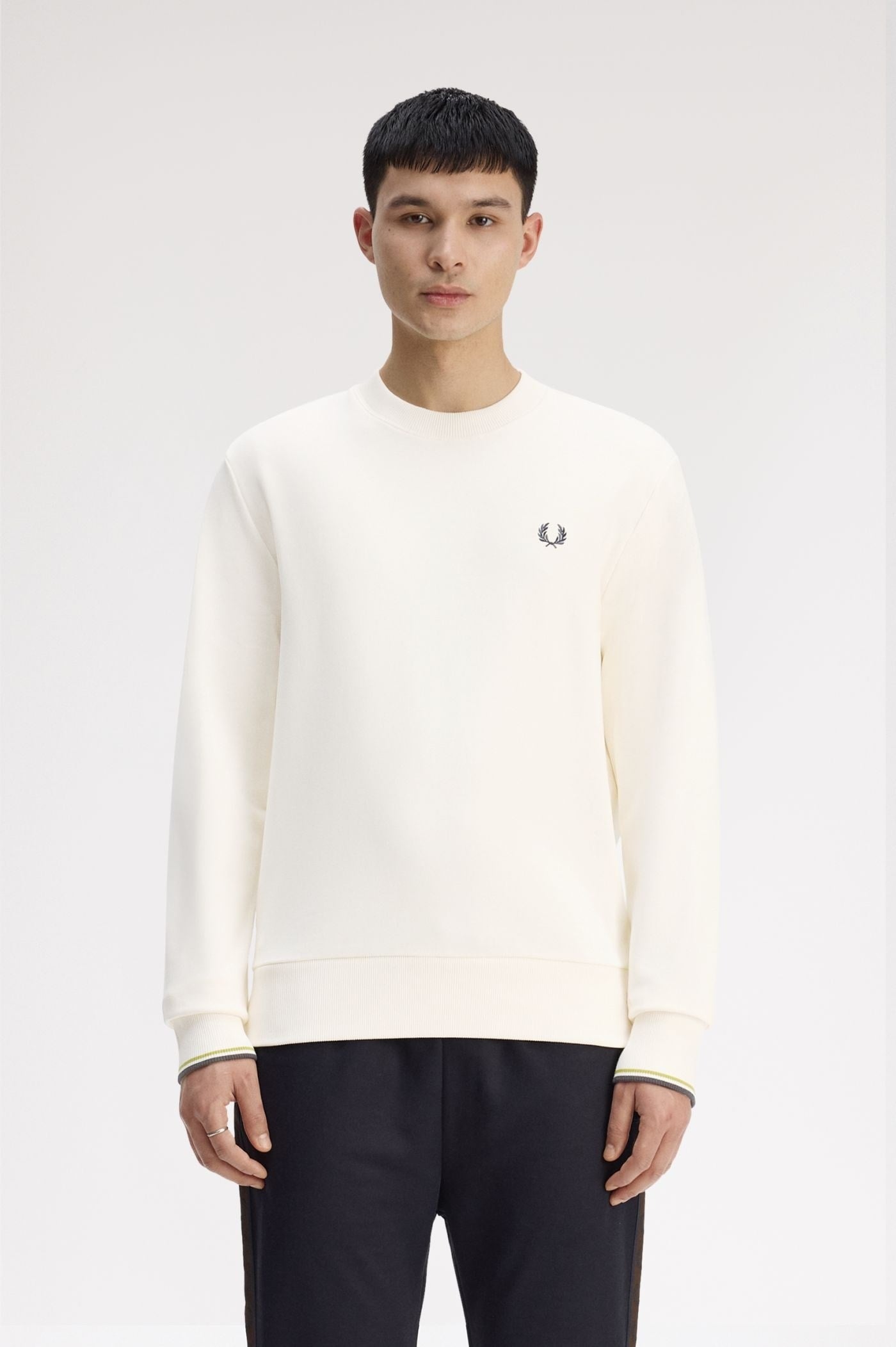 Fred Perry Fred Perry Erkek Normal Kalıp Yuvarlak Yakalı Logo İşlemeli Pamuk Karışımlı Uzun Kollu Beyaz Kazak M7535-46A