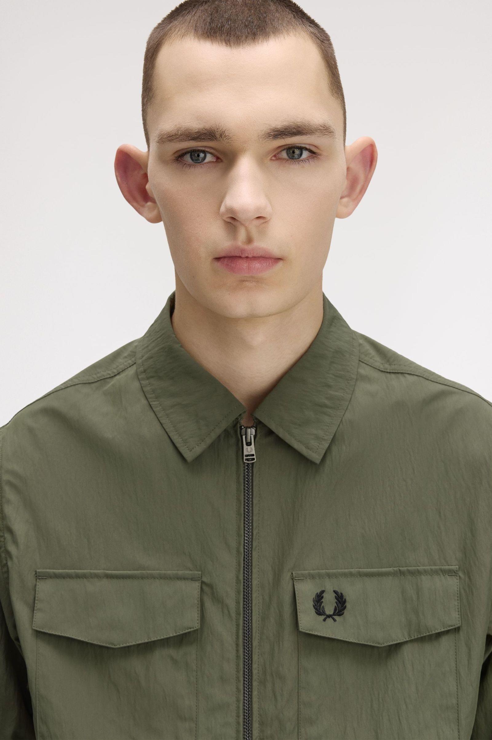 Fred Perry Fred Perry Erkek Normal Kesim Gömlek Yaka Fermuarlı Logo İşlemeli Cep Detaylı Dokulu X21 Gömlek M5684-X21