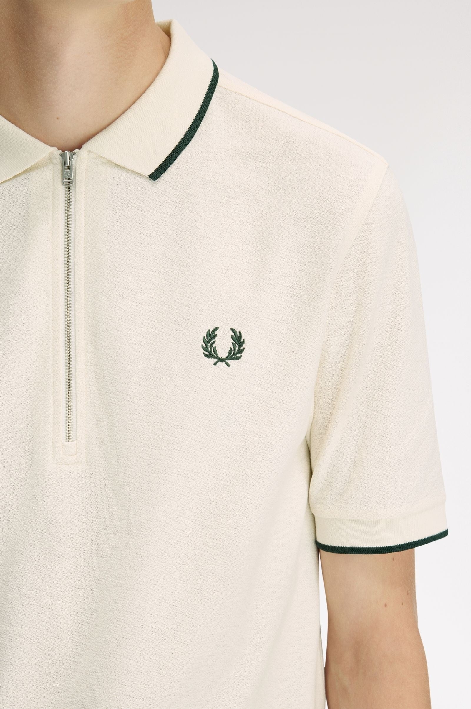 Fred Perry Fred Perry Erkek Normal Kesim Pamuklu Pike Kumaş Yarım Fermuarlı Kısa Kollu Ekru Polo Yaka T-Shirt M2383-560
