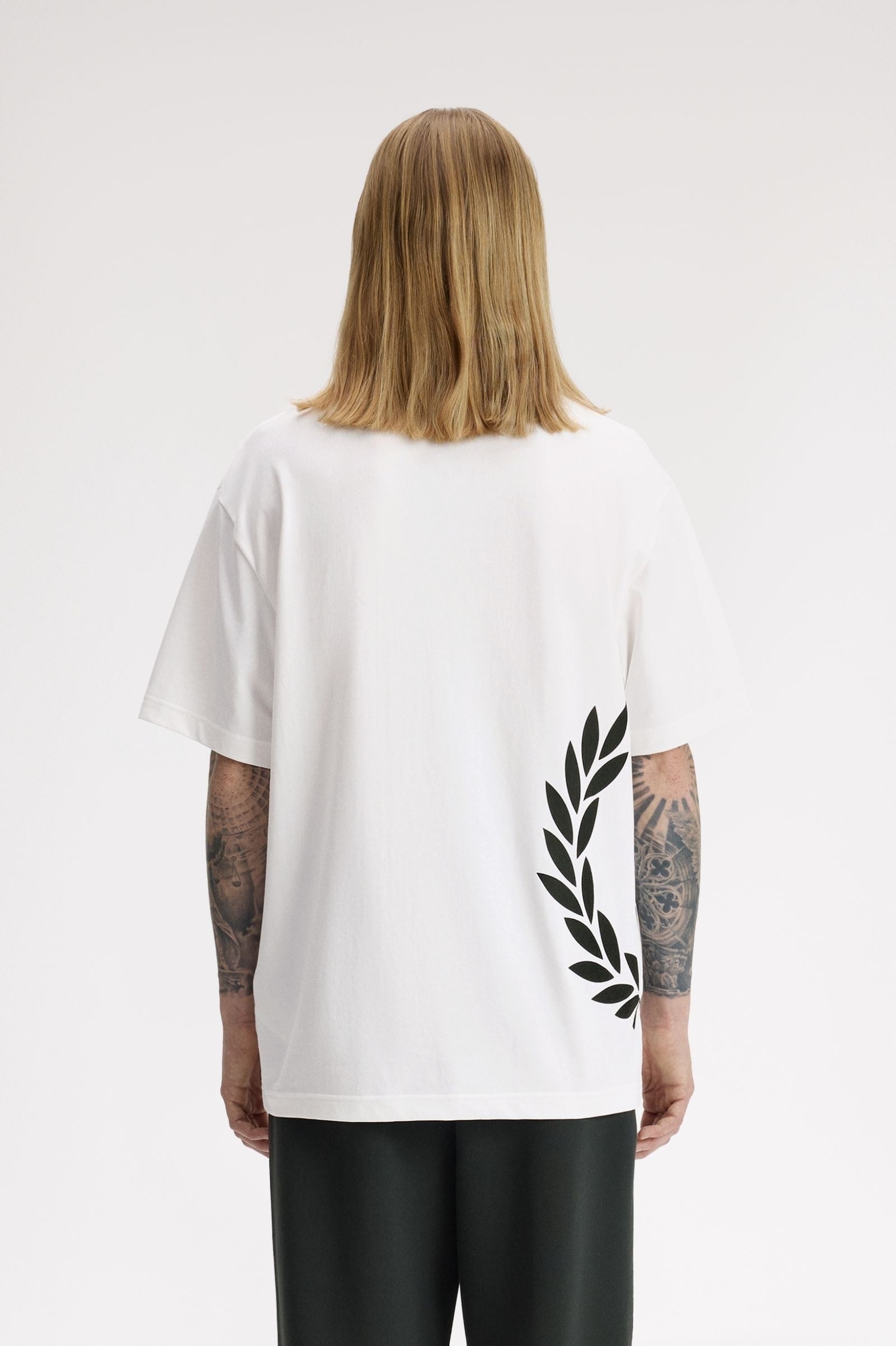 Fred Perry Fred Perry Erkek Rahat Kalıp Dokuma Defne Desenli Kısa Kollu Beyaz T-Shirt M2440-129