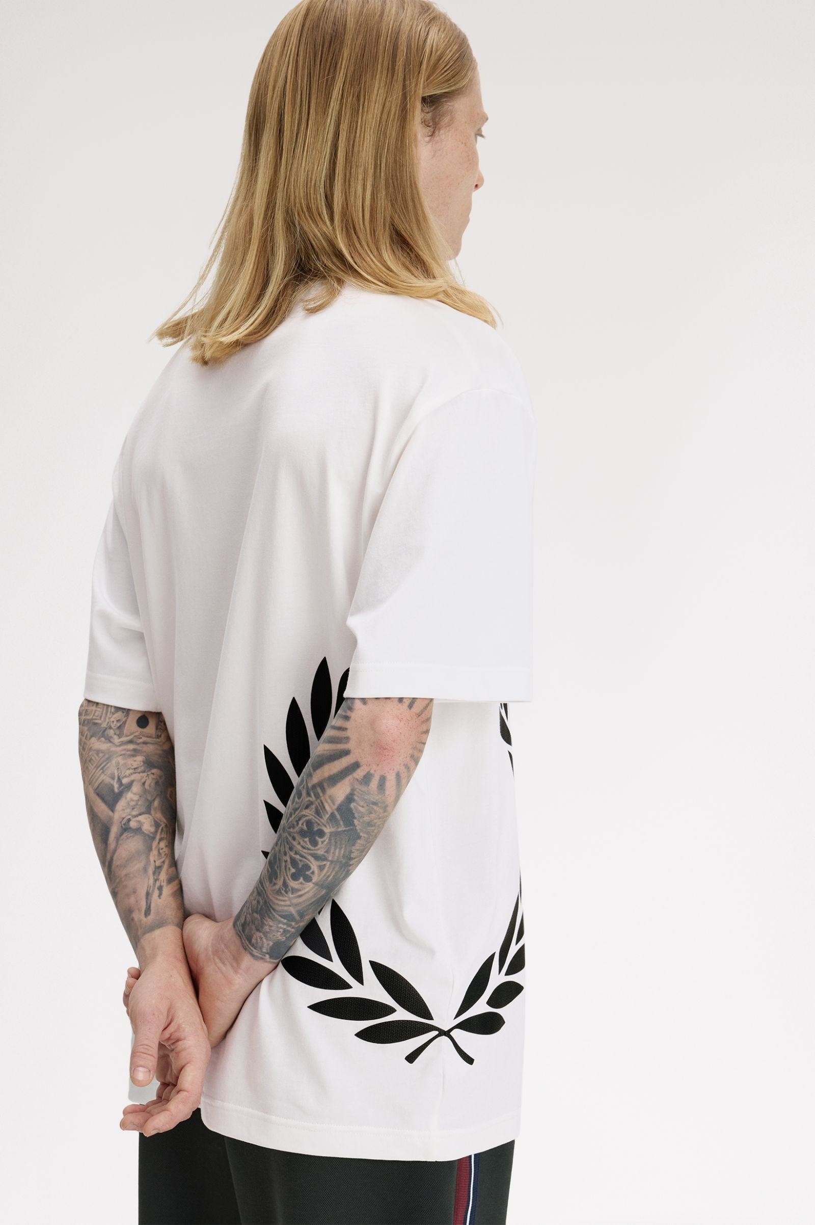 Fred Perry Fred Perry Erkek Rahat Kalıp Dokuma Defne Desenli Kısa Kollu Beyaz T-Shirt M2440-129